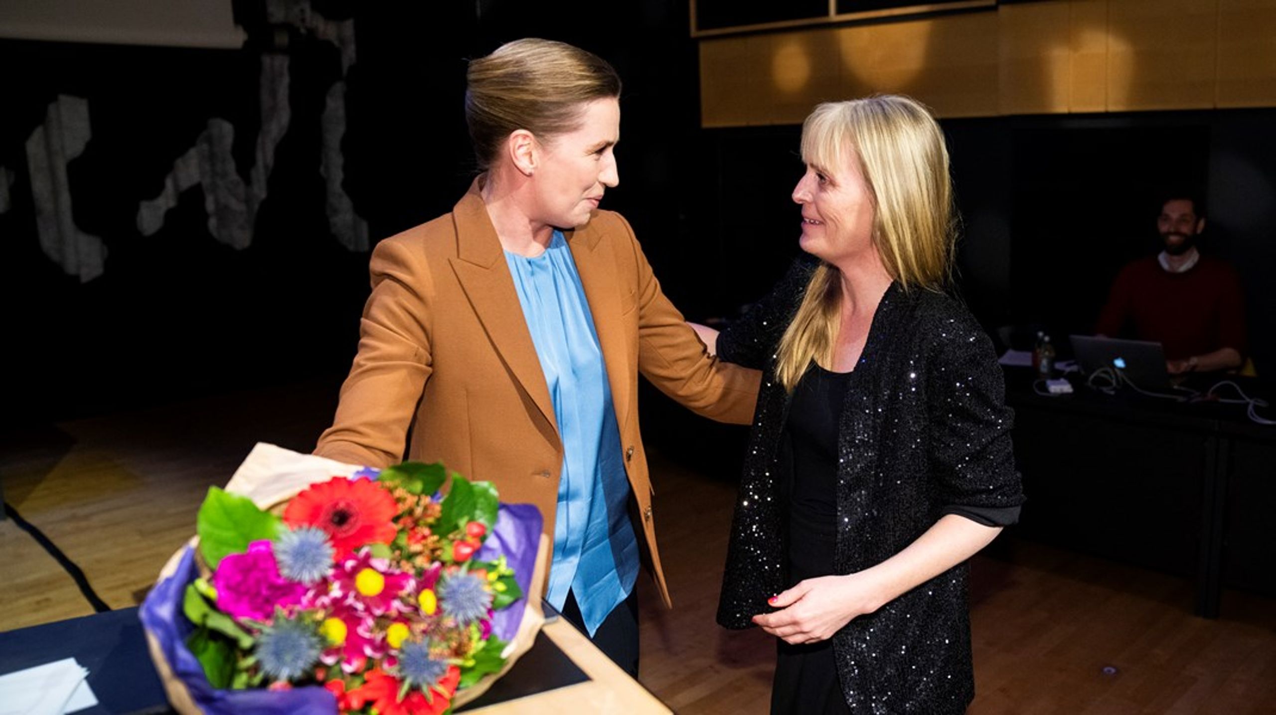 Sigrid Nygaard overrækkes prisen for Årets Pressefoto 2021 af statsminister Mette Frederiksen.