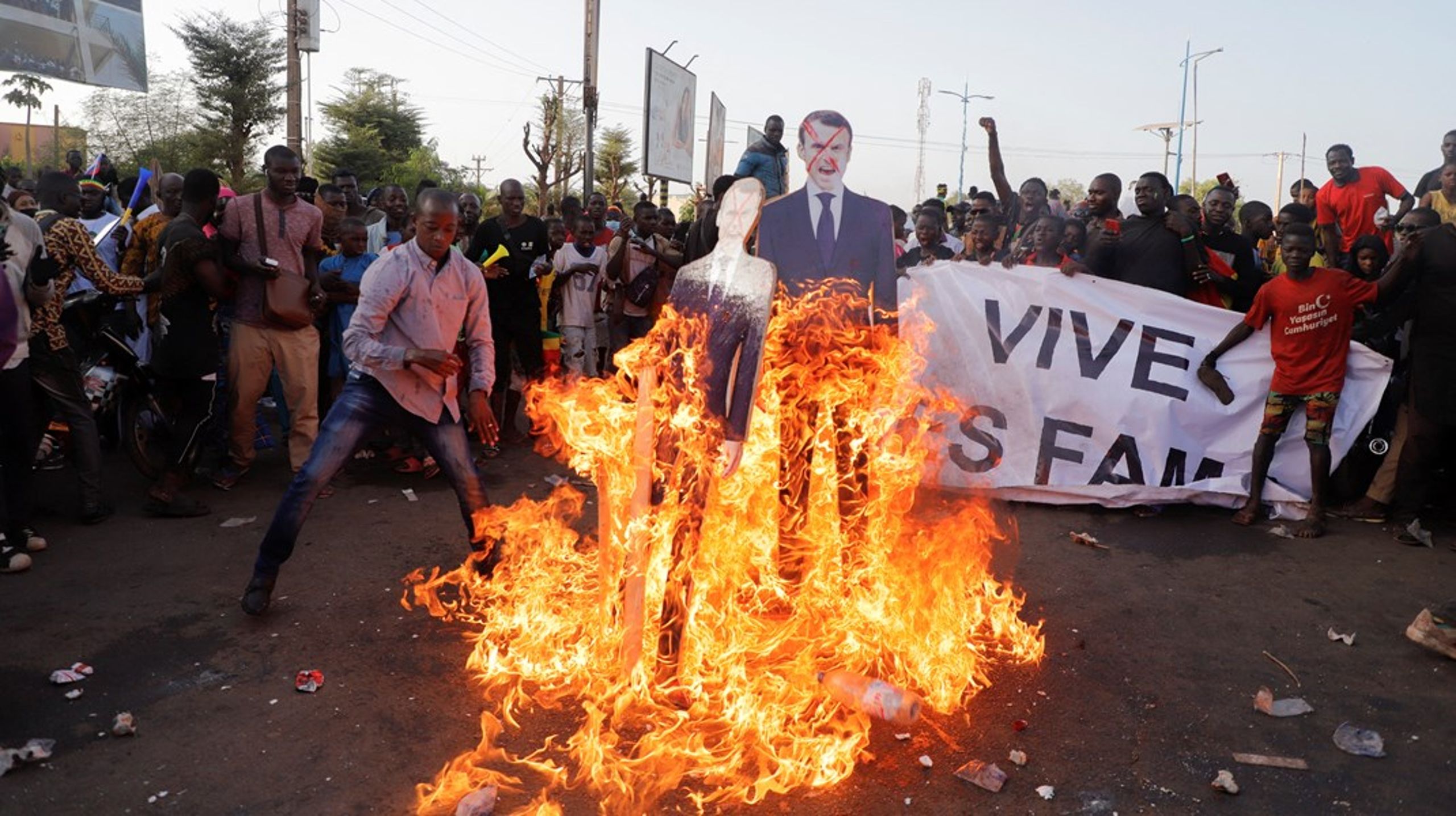 I Malis hovedstad Bamako brændte vrede demonstranter i februar 2022 billeder af den franske præsident Macron af i protest mod fransk militærs tilstedeværelse i landet. Demonstrationerne er kun en minimal brøkdel af de spændinger og konflikthændelser, som gør landet så farligt for udviklingsarbejde, at danske KULU ikke har været på besøg hos deres partnere i landet i årevis. Men under de vilkår - i Mali og andre konfliktramte lande, hvordan kan man så overhovedet arbejde som udviklings-ngo?&nbsp;