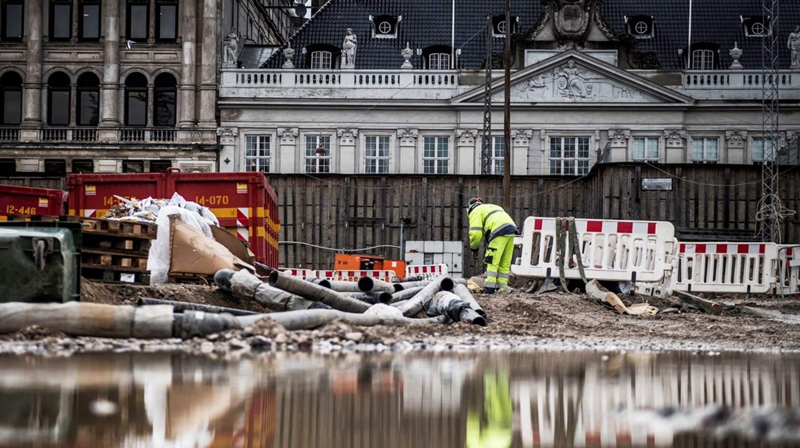 Over 65 procent af byggevirksomhederne i København svarer, at de er utilfredse med den service, som de får i forbindelse med sagsbehandlingen af en byggetilladelse, skriver Mads Raaschou.