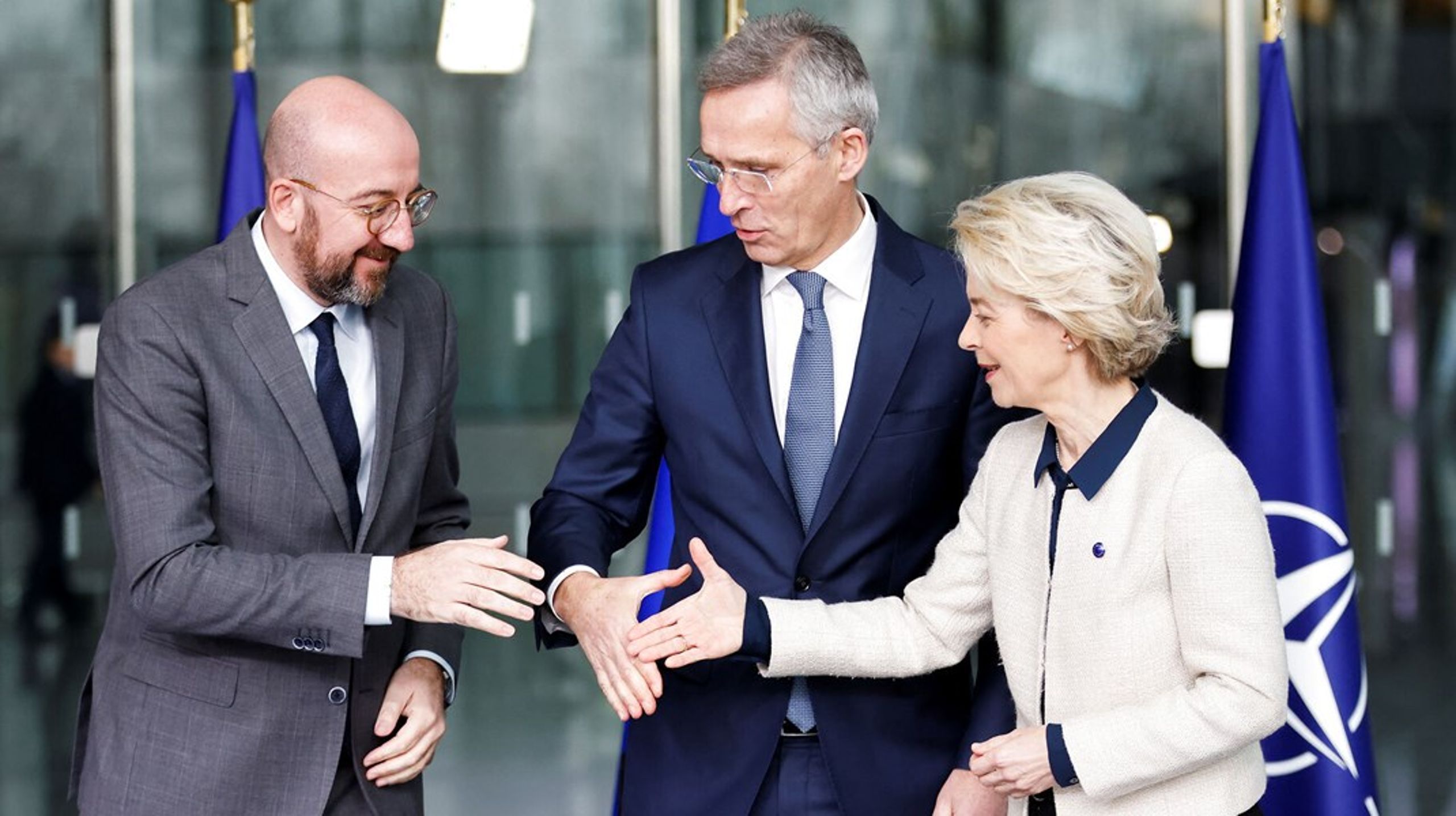 Det har været svært for Natos generalsekretær, Jens Stoltenberg (i midten), og de to ledere af henholdsvis EU-Kommissionen og Det Europæiske Råd, Ursula von der Leyen og Charles Michel, at give hinanden håndslag på en ny samarbejdsaftale mellem EU og Nato.