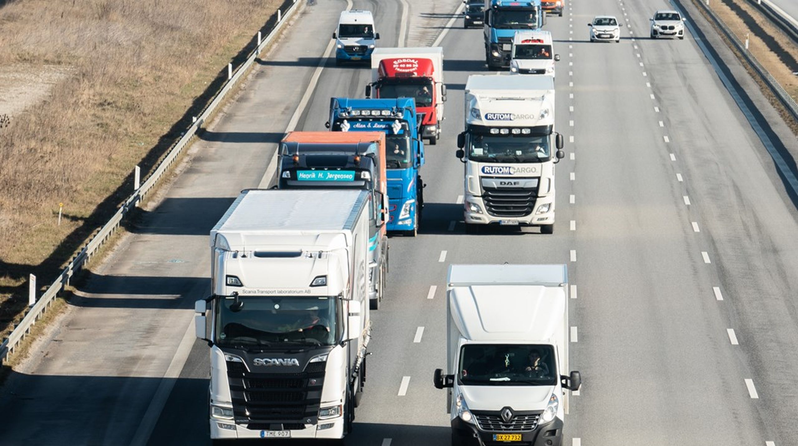 El-lastbiler er stadig væsentlig dyrere at indkøbe end diesellastbiler, og de vognmænd, som ønsker at investere i el-lastbiler, mødes samtidig af en virkelighed, hvor etableringen af ladeinfrastruktur både er bøvlet, langsommelig og dyr, skriver en række aktører.