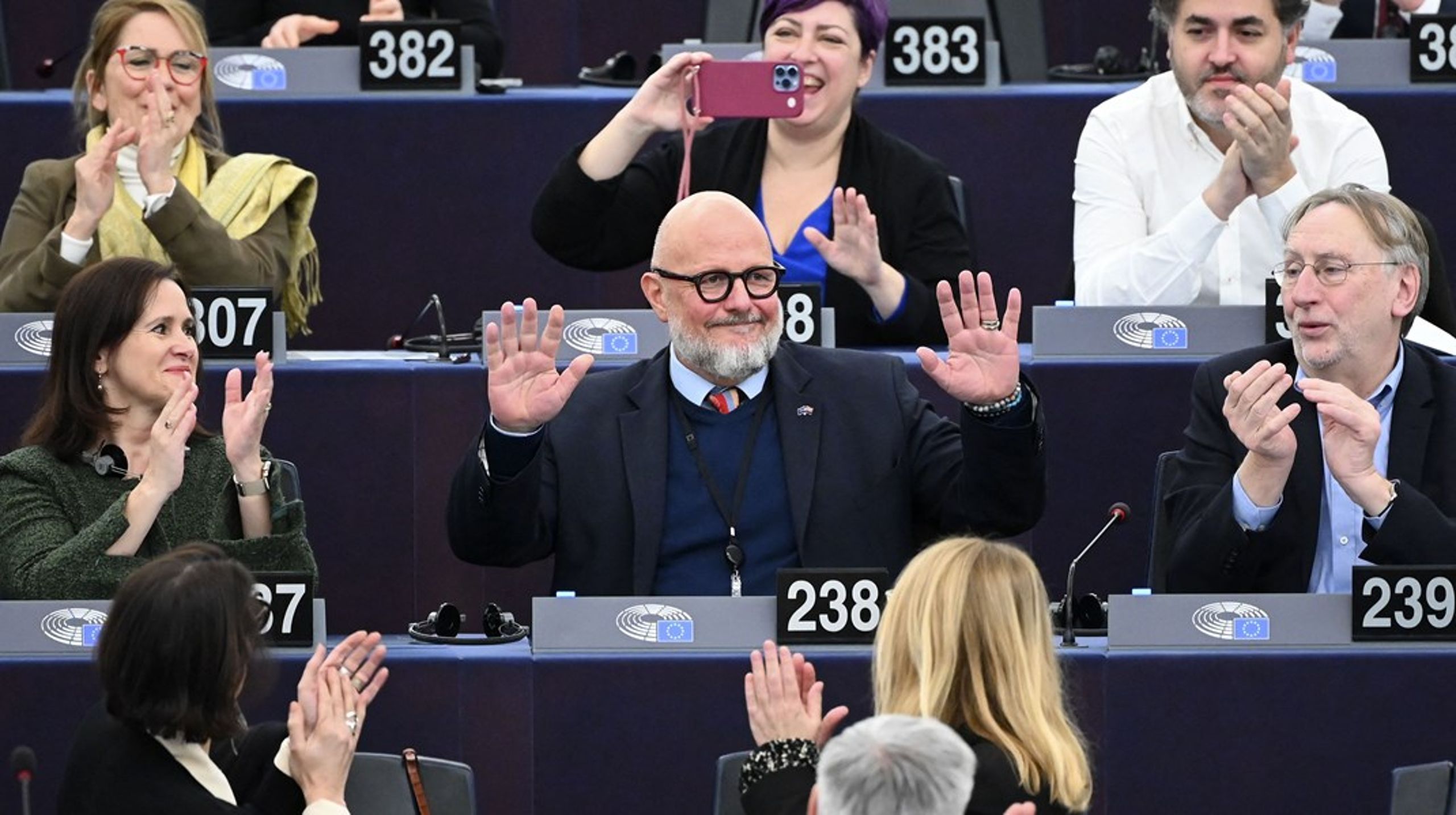 Marc Angel (i midten) er blevet valgt som ny næstformand for Europa-Parlamentet. Han overtager pladsen fra skandaleramte Eva Kaili.