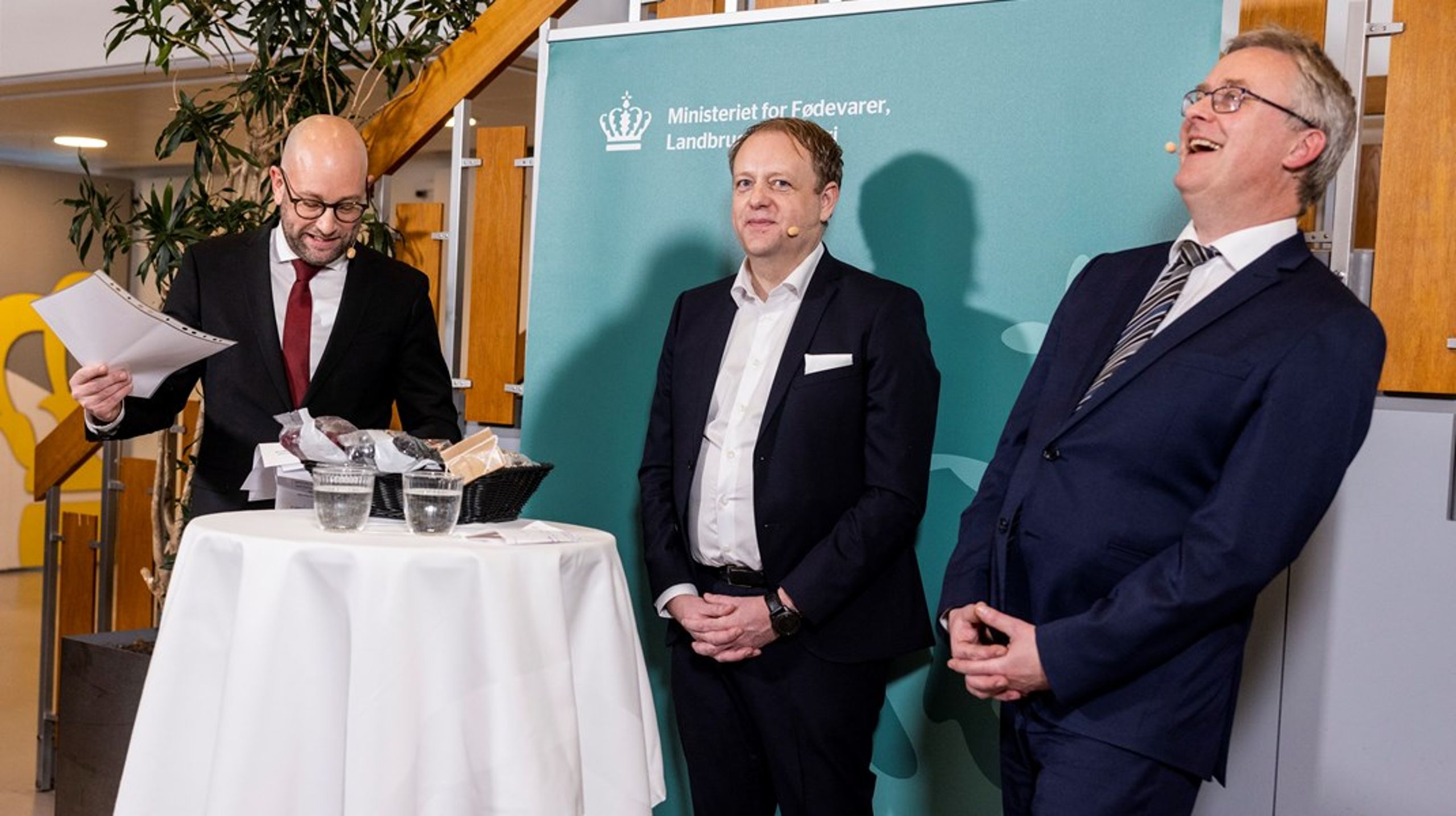 Rasmus Prehn (S) til venstre overdrager ministeriet for Fødevarer, Landbrug og Fiskeri&nbsp;til Jacob Jensen (V) til højre i december 2022.&nbsp;