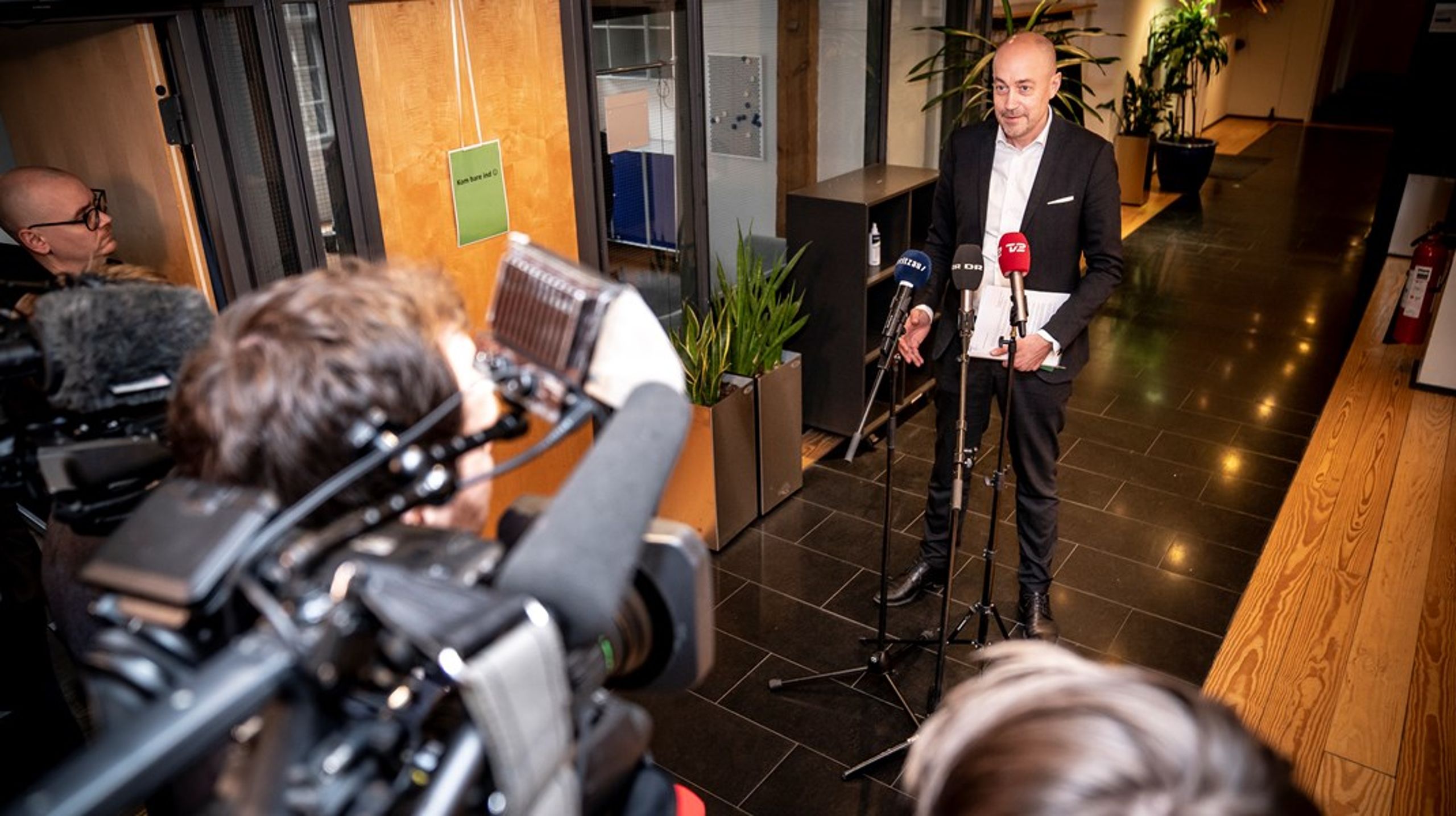 Magnus Heunicke holder pressemøde i Miljøministeriet.