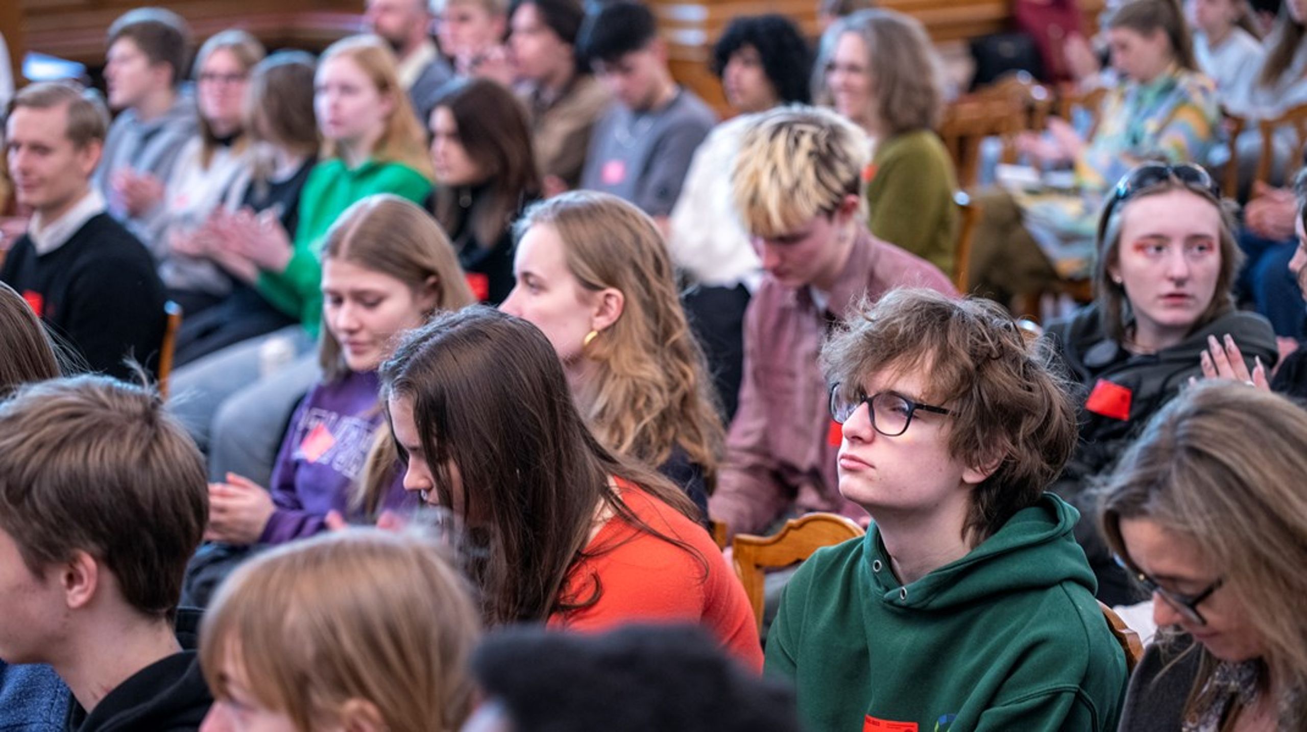Fællessalen på Christiansborg var fyldt med et ungt og engageret publikum til Verdensmålsambassadørernes debat.