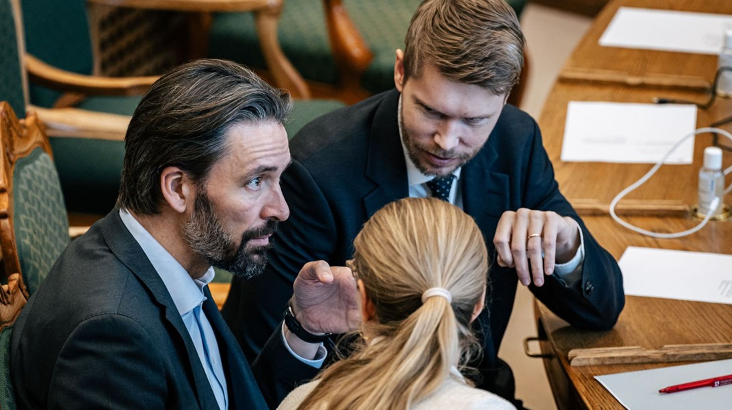 Ordførerne Jens Joel (S) og Christoffer Aagaard Melson (V) var sammen med beskæftigelsesminister Ane Halsboe-Jørgensen blandt hovedpersonerne, da Folketinget torsdag førstebehandlede forslaget om at afskaffe store bededag.
