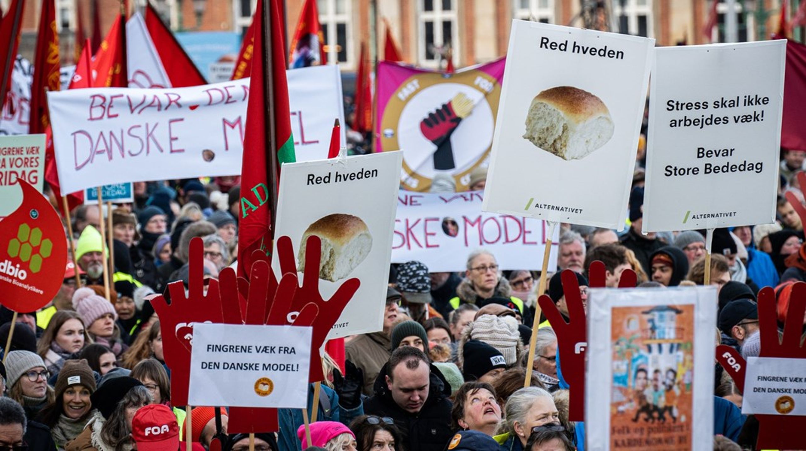 Christiansborg Slotsplads dannede søndag rammen om den største demonstration i mange år og understregede, at kampen mod afskaffelsen af store bededag er blevet en folkesag.&nbsp;