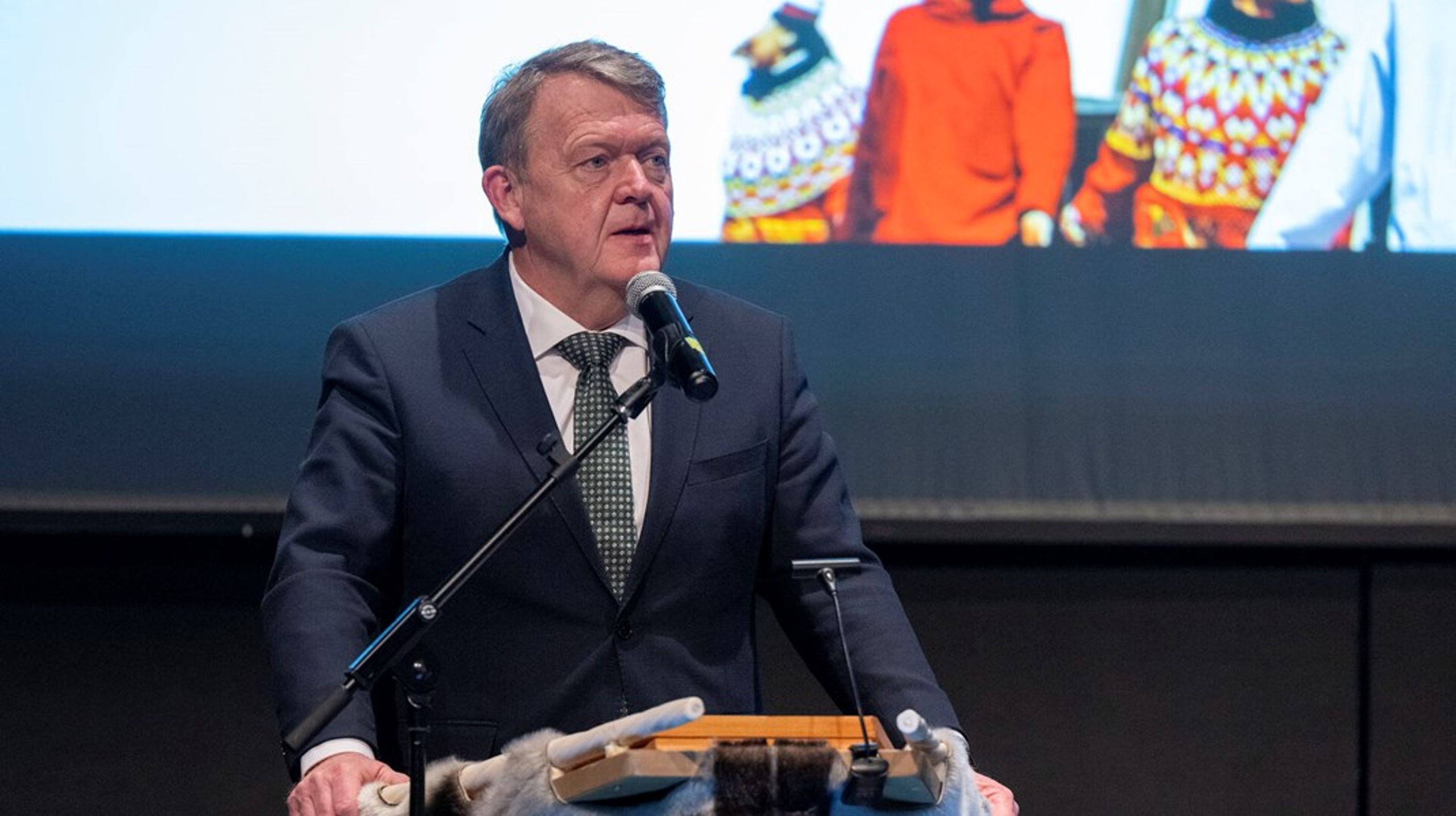Danmarks udenrigsminister Lars Løkke Rasmussen (M) på talerstolen ved EU-konferencen i Nuuk onsdag.
