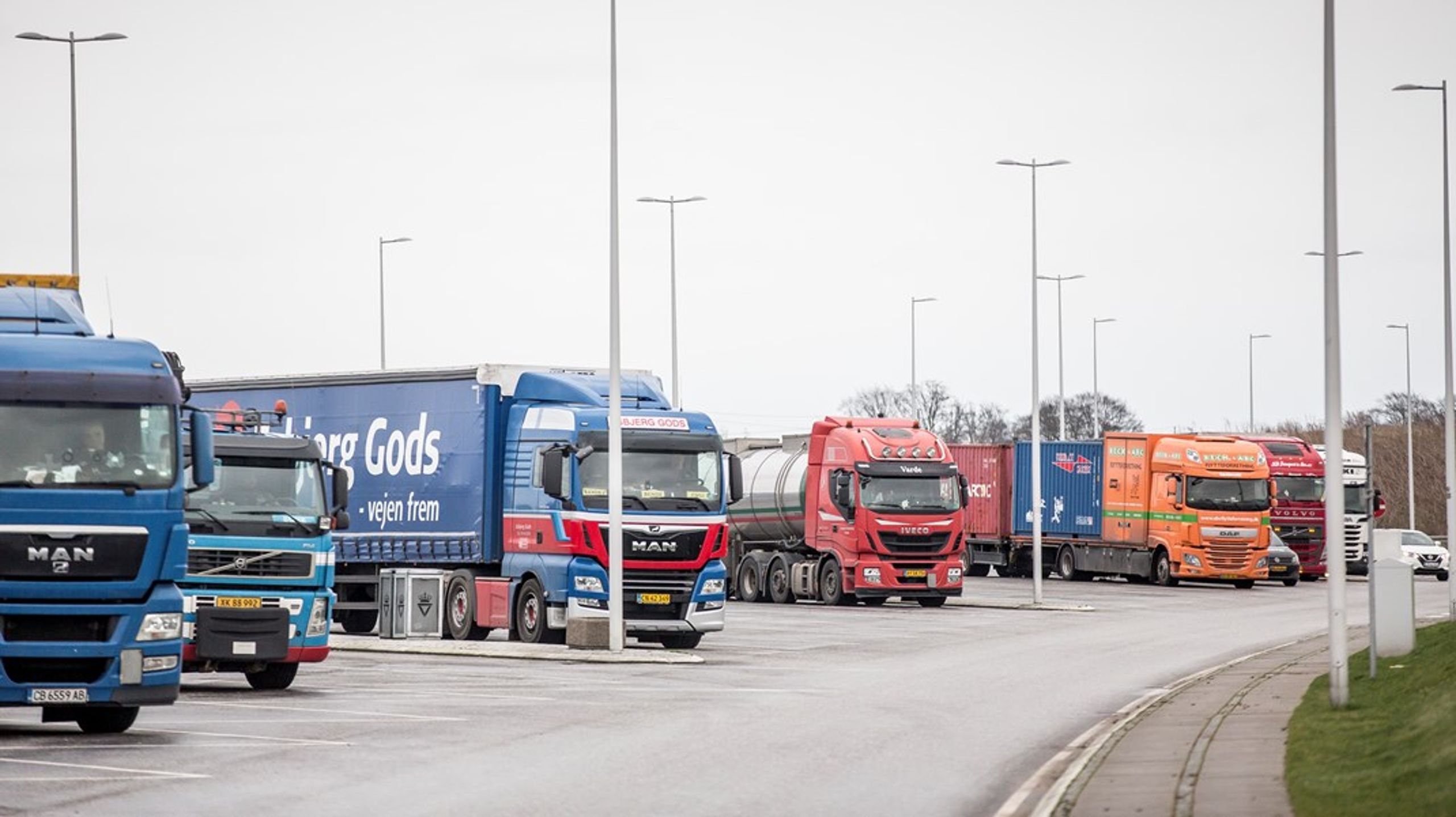 Europa-Kommissionen vil endnu ikke sætte en endelig slutdato på salg af sorte lastbiler og busser.