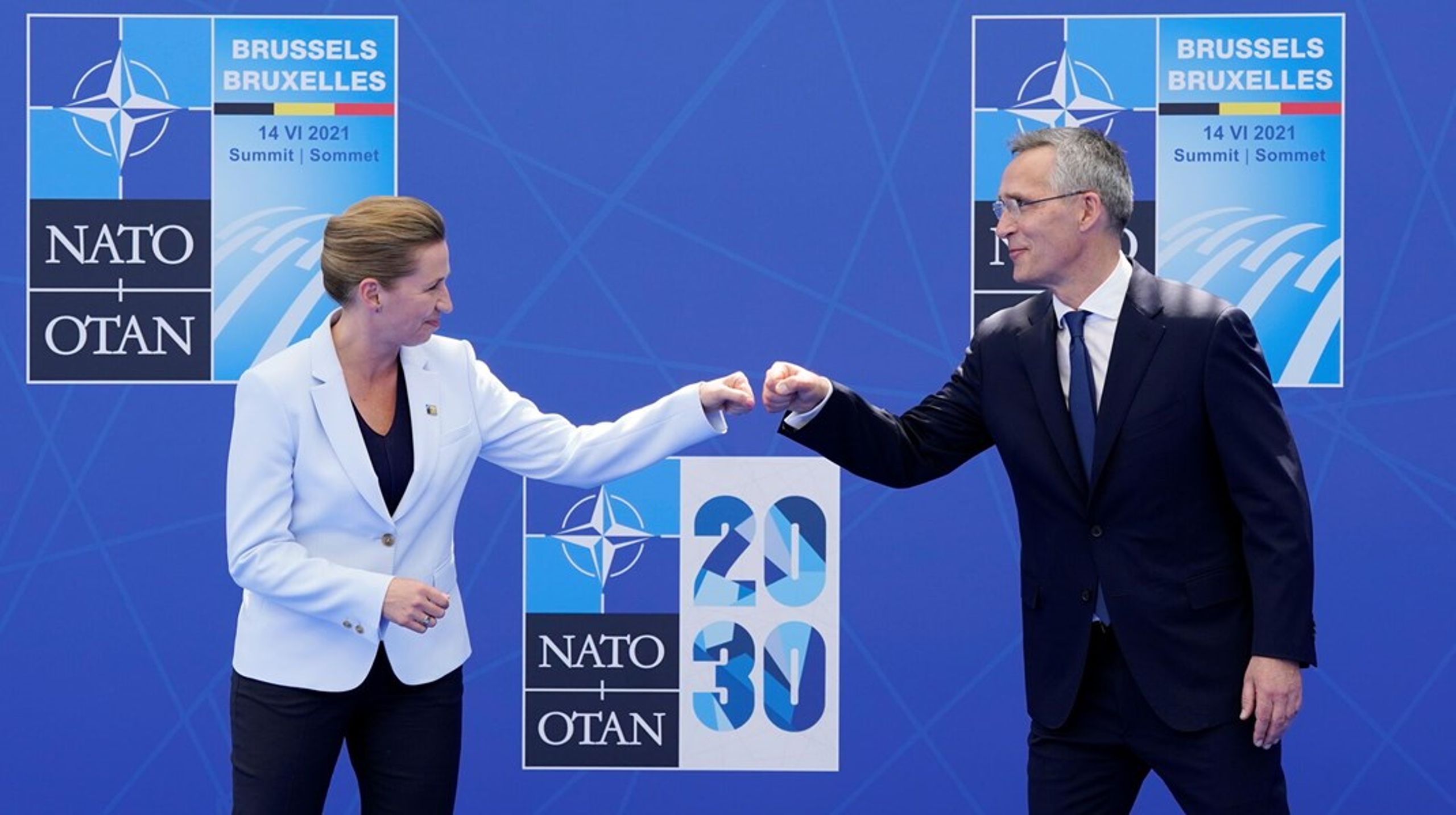 Danmarks statsminister Mette Frederiksen (t.v.) hilser på Nato's generalsekretær Jens Stoltenberg (t.h.) ved Nato-topmøde i Bruxelles i 2021.<br>