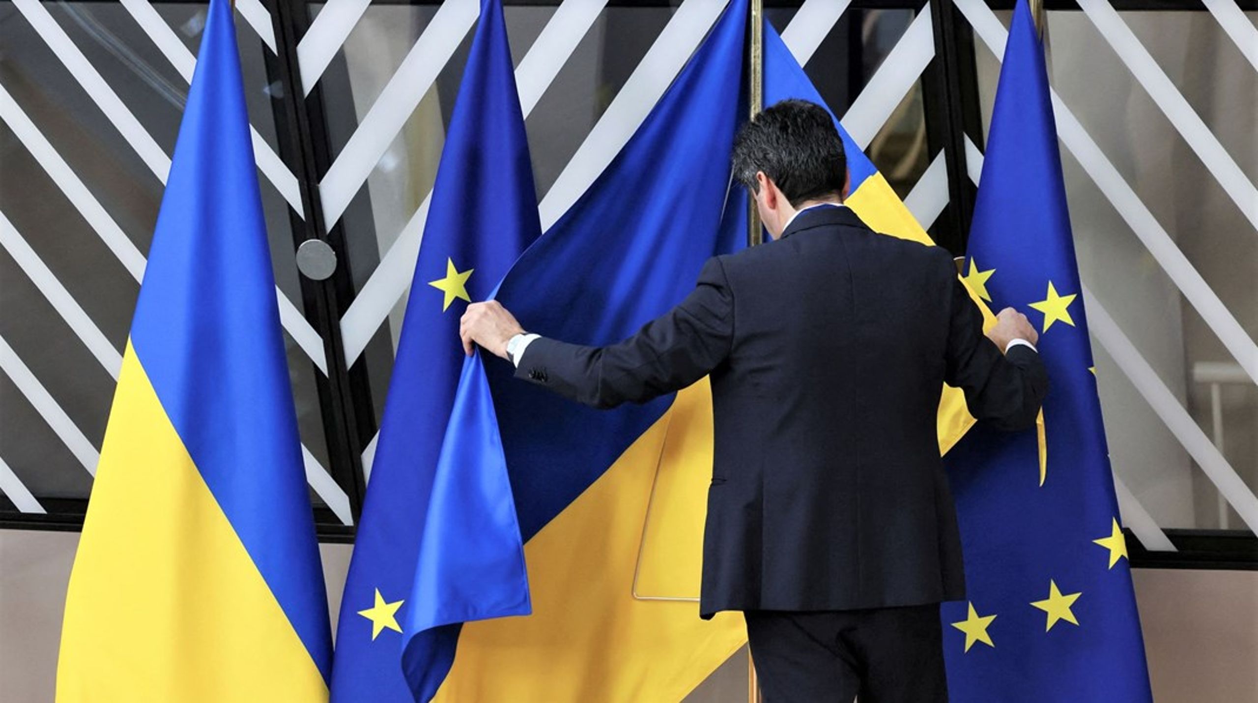 Ukraines flag bliver stillet op ved et EU-topmøde i Bruxelles 9. februar.