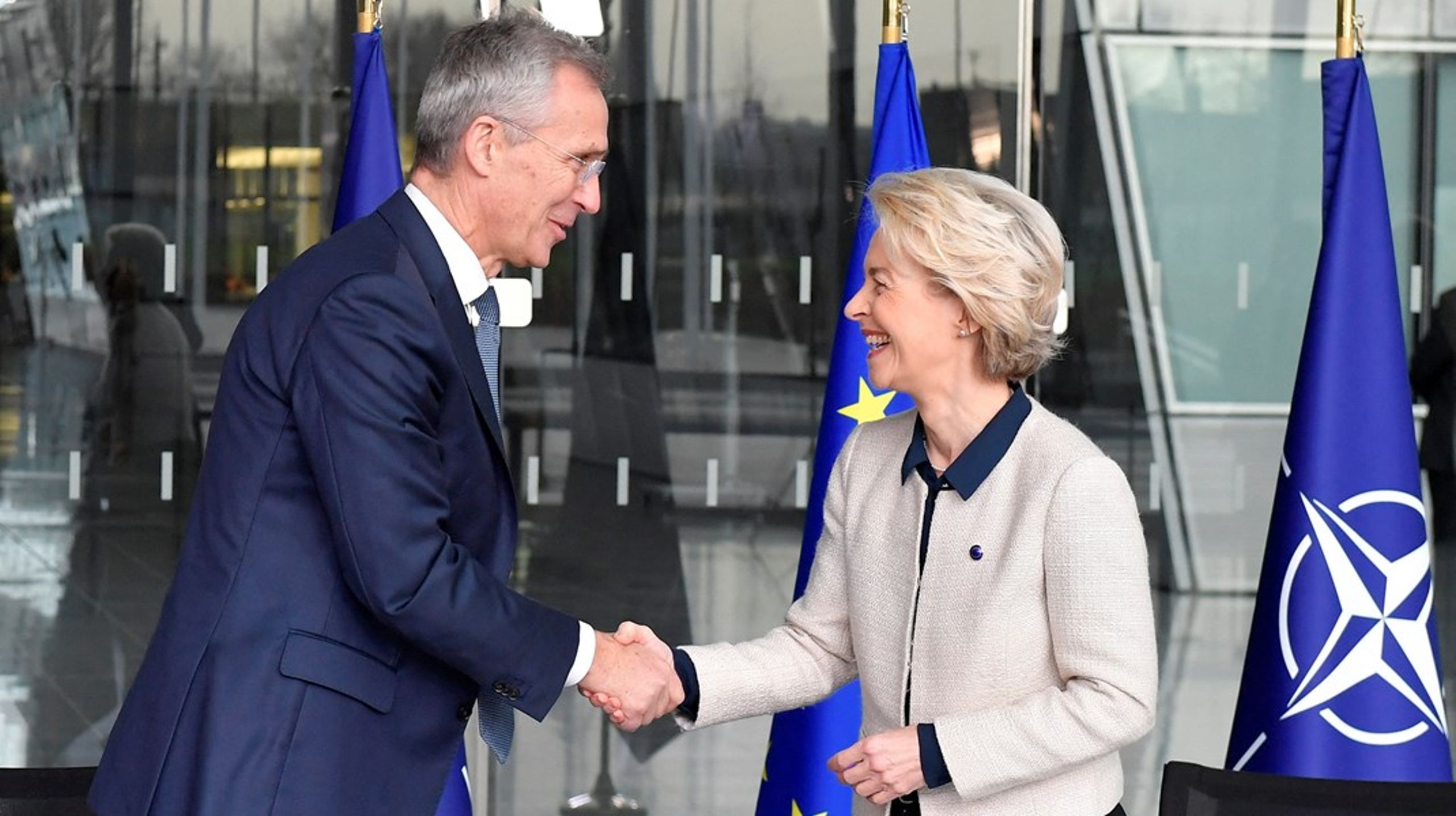 Nato og EU søger tættere
sammen mod en fælles fjende i Ukrainekrigen. Her er parterne repræsenteret af
Natos generalsekretær, Jens Stoltenberg, og EU-Kommissionens formand, Ursula von
der Leyen.