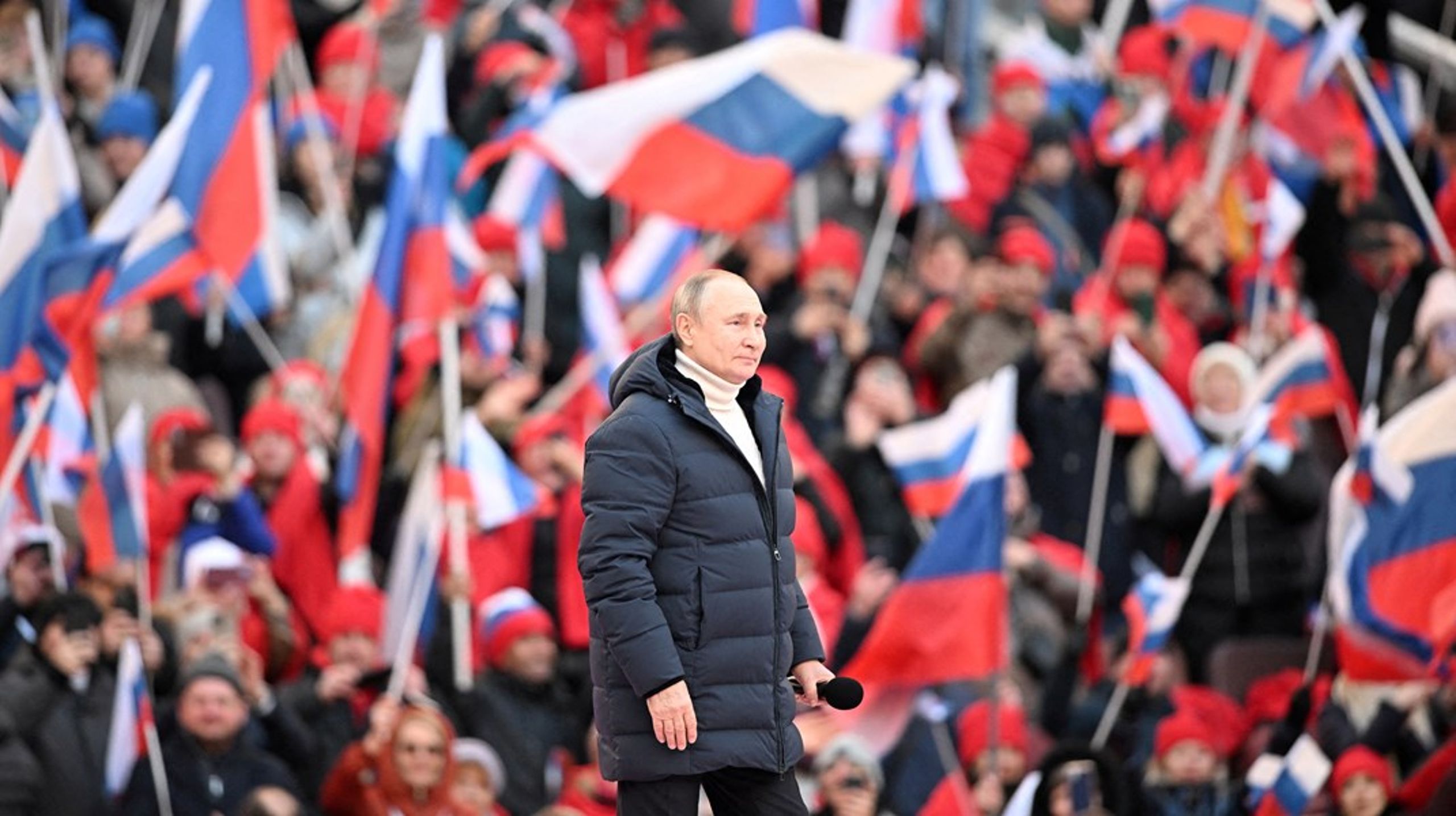 Forfatternes balancerede og velargumenterede åbne position tenderer med andre ord mod at underspille det irrationelle og selvdestruktive ved Putins Rusland, skriver Mette Skak.