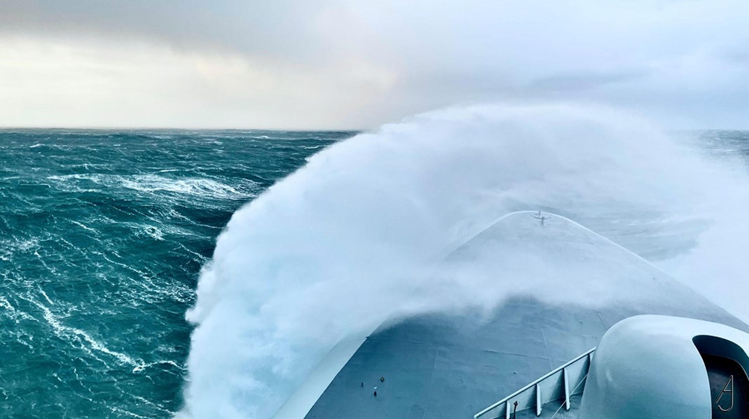 Inspektionsskibet Triton i otte meter høje bølger i farvandet omkring Færøerne.