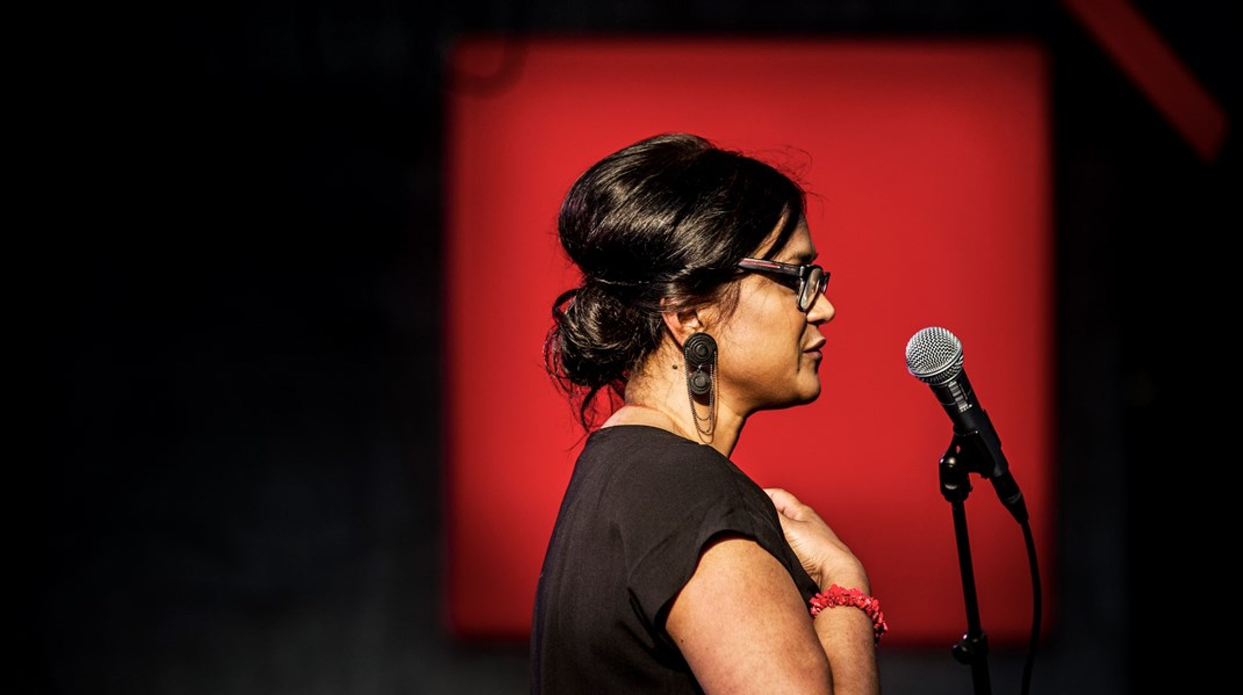 Liva-direktør og stifter Flora Ghosh på scenen under uddelingen af Trine Bryld-prisen i 2013.&nbsp;
