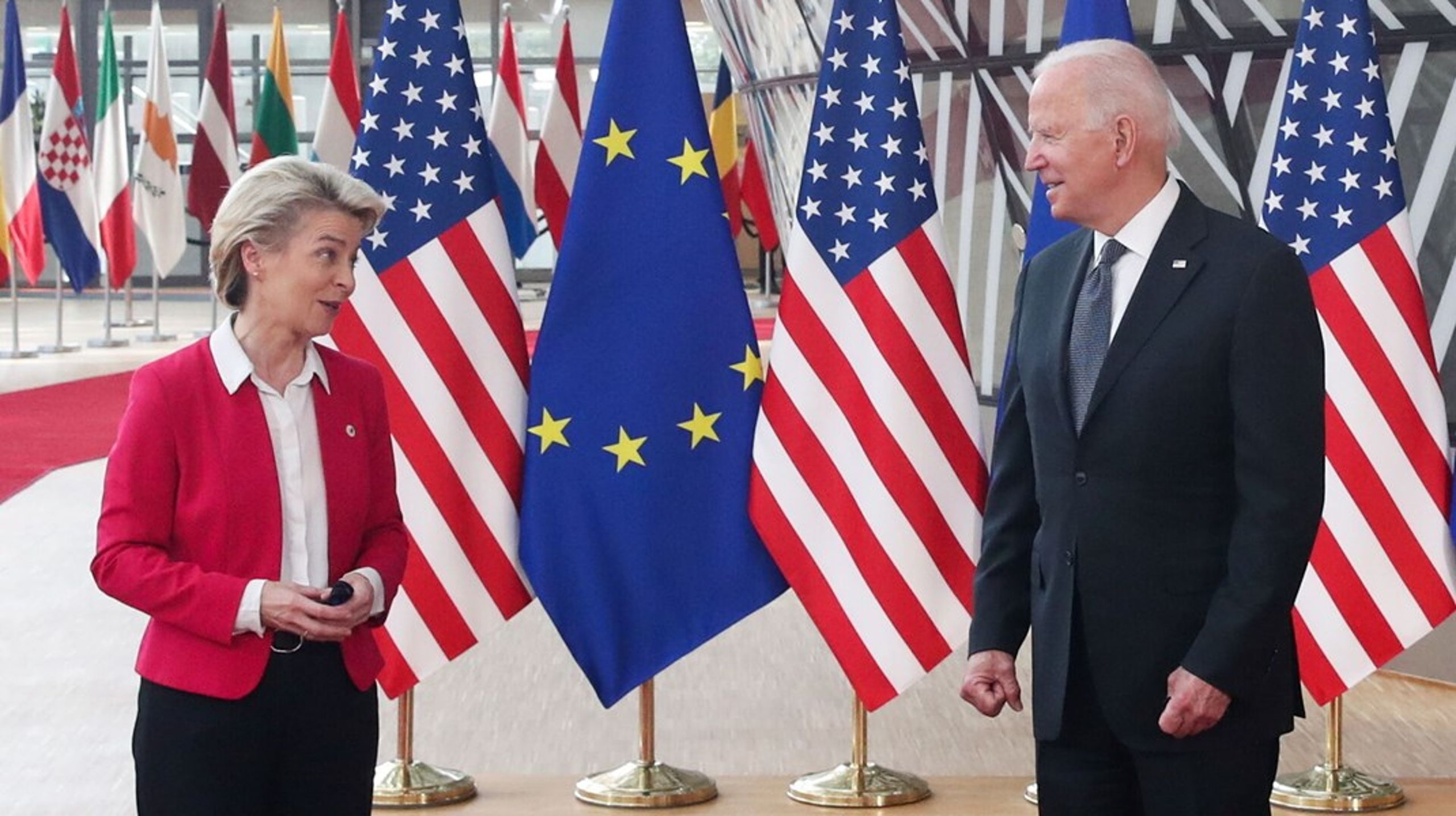 EU-chef Ursula von der Leyen og præsident Joe Biden var i højt humør, da de mødtes i Bruxelles sidste sommer. Men siden har USA vedtaget en kæmpe statsstøttepakke, der bekymrer Europa.