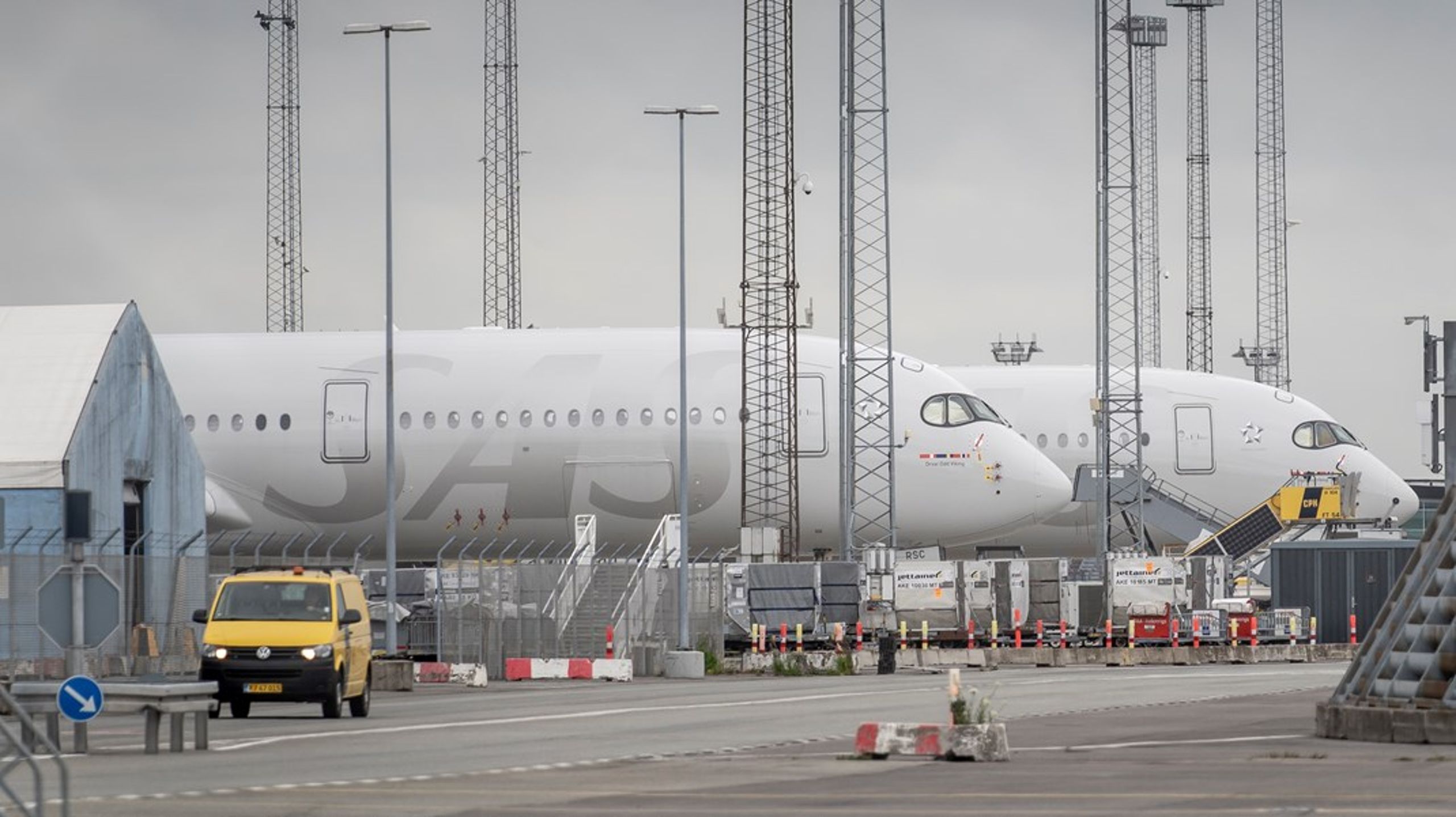 Passagerafgiftens&nbsp;svækkelse af luftfarten vil have store samfundsmæssige
konsekvenser, som også kan give færre penge til at investere i den grønne
omstilling, skriver Københavns Lufthavnes cheføkonom.