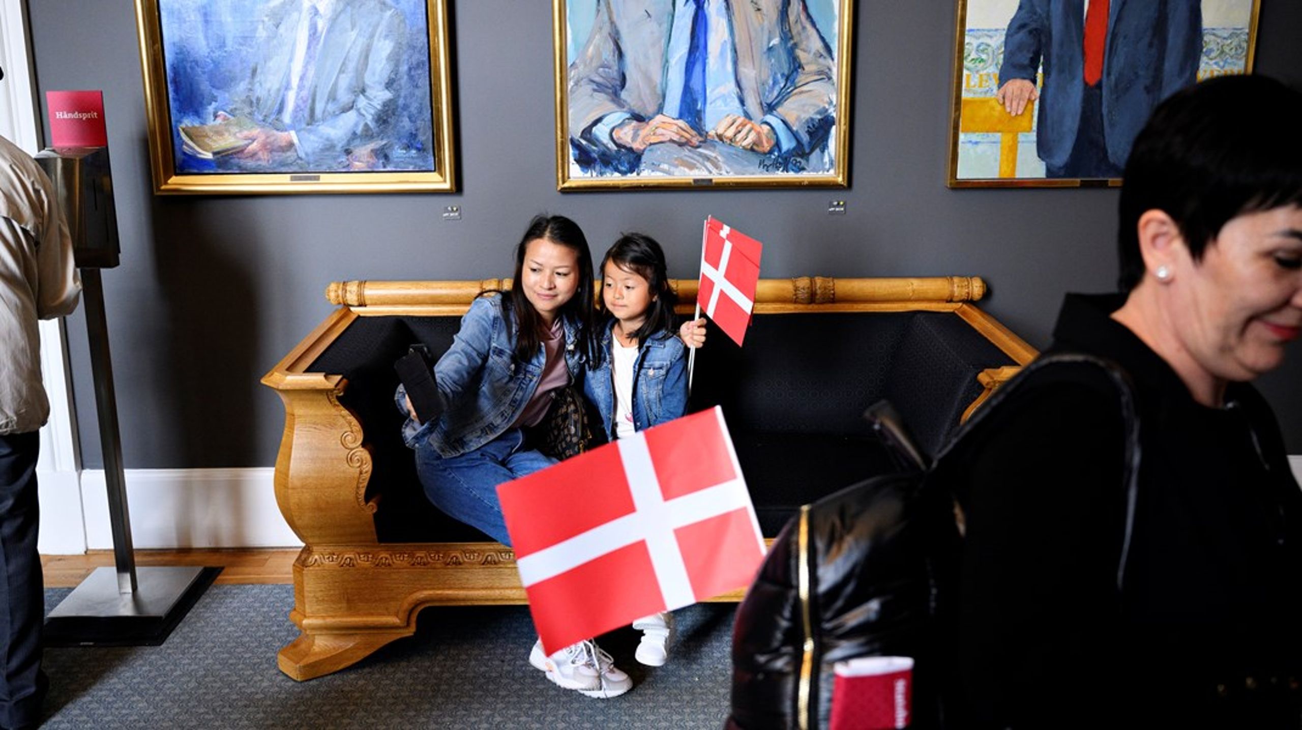 Det er en pinlig ordning, at det er danskere politikere, der er med til at træffe afgørelser om statsborgskab. Det giver nemlig risiko for diskriminerende afgørelser, skriver Eva Smith.