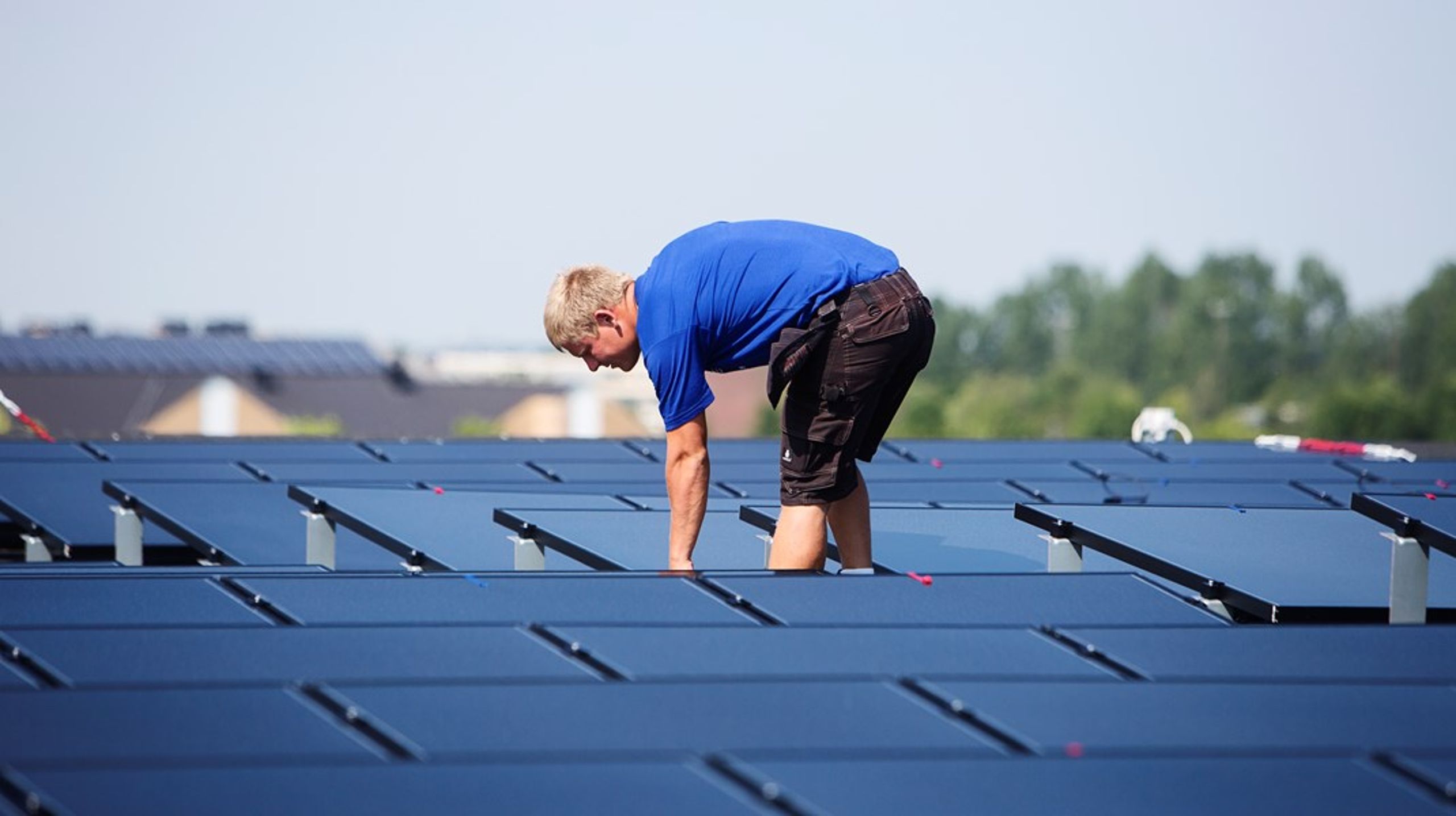 Der er ikke nogen tvivl om, at solceller på tage (over en bred kam) er markant dyrere end private solceller på marker og vindmøller, skriver Anders Storgaard (K).