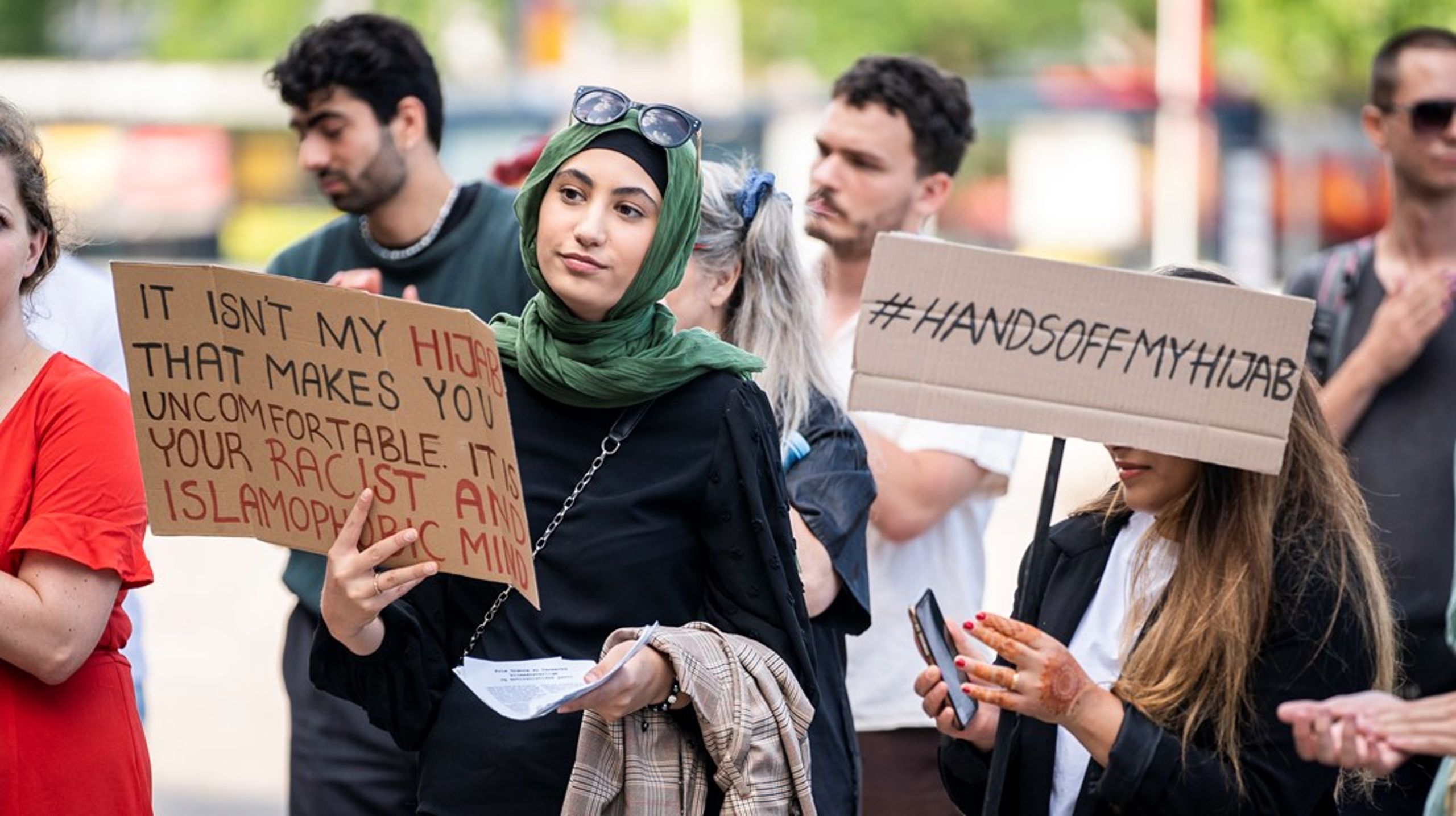Dansk Folkeparti har længe problematiseret det muslimske hovedtørklæde som et symbol, man kan være sammen om at være imod.&nbsp;At være med i fællesskabet er at være imod tørklædet, skriver Silas L. Marker.