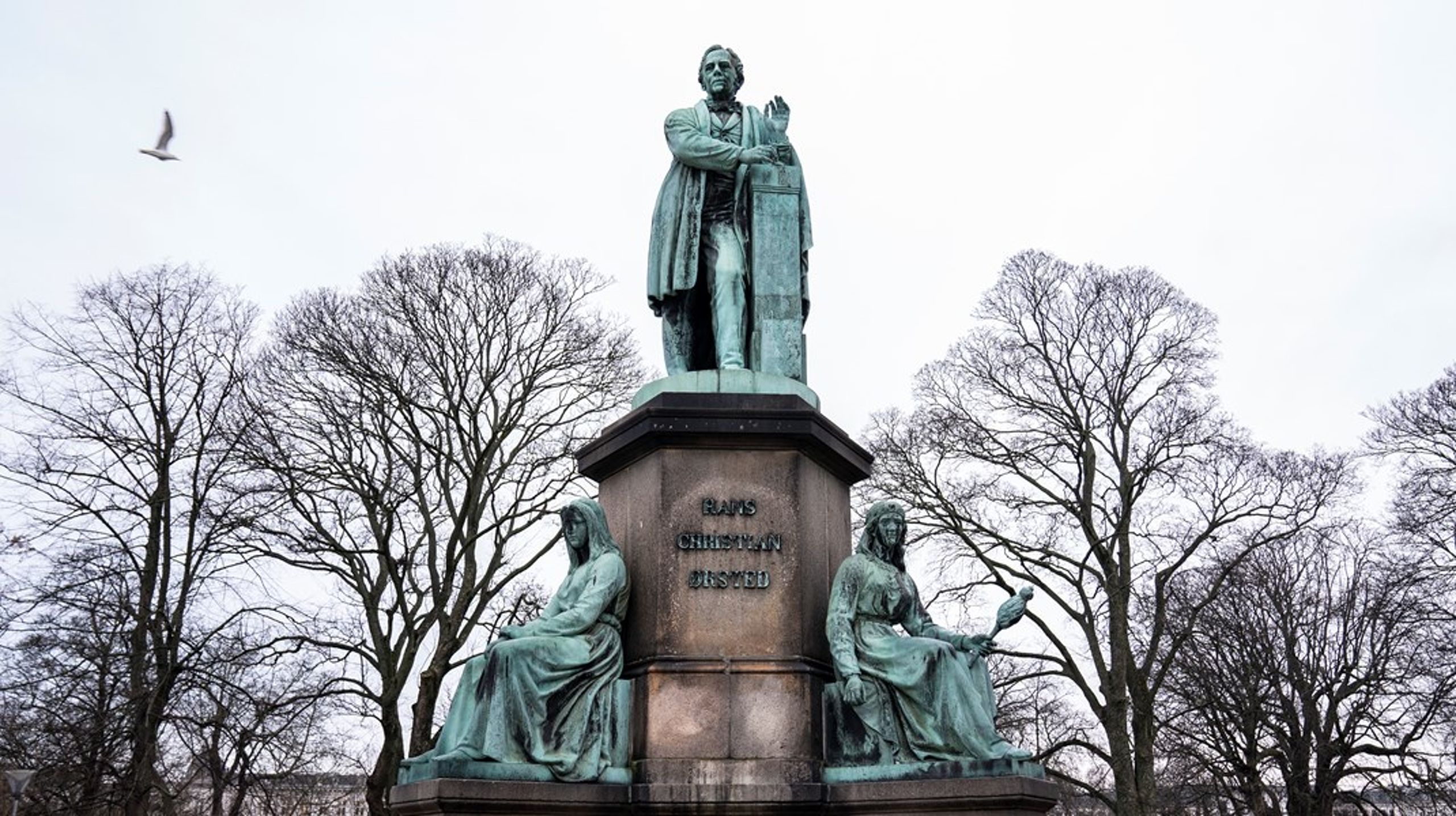 Ud af 101 statuer af historiske personer i København, er der lige nu kun fem statuer af kvinder, skriver Stine Finné Toft og Frederik W. Kronborg. Her ses en statue af&nbsp;H. C. Ørsted i Ørstedsparken.