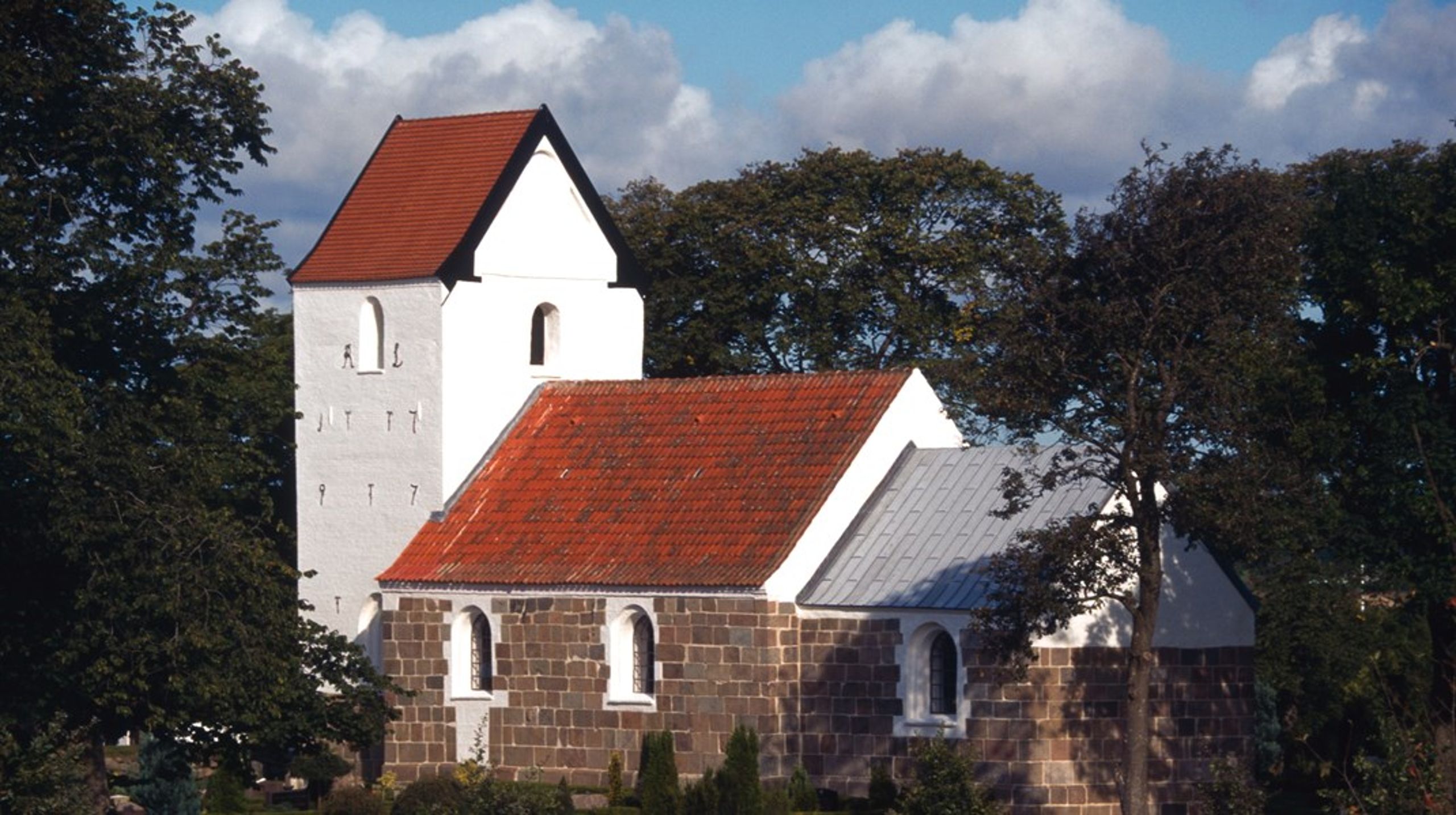 Der findes i underkanten af 2.000 middelalderkirker i Danmark. Koncentrationen af kirker af stor kulturhistorisk interesse er størst, hvor befolkningstallet er mindst. Det medfører store problemer med vedligehold af kirkerne.