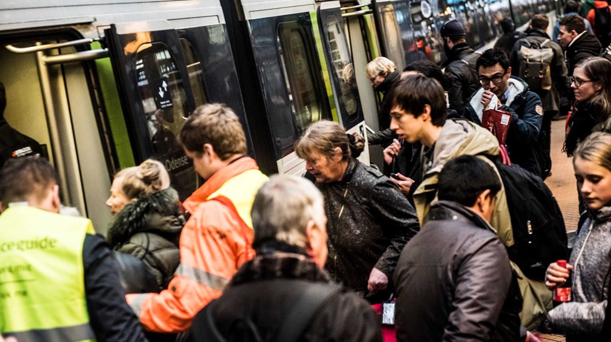 Otte ud af ti danskere vil gøre større brug af kollektiv transport, hvis der var lavere priser, kortere rejsetider, flere afgange og større pålidelighed, lyder en undersøgelse fra Forbrugerrådet Tænk.