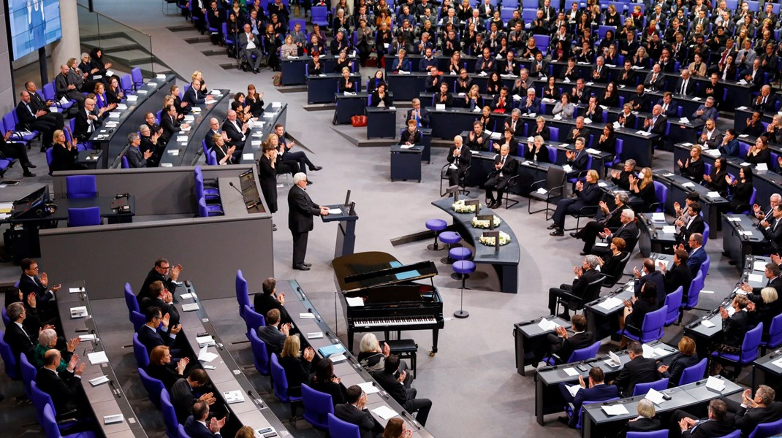 I dag består den tyske Forbundsdag af 736 medlemmer. Nu fremlægges forslag for at reducere antallet til 598.
