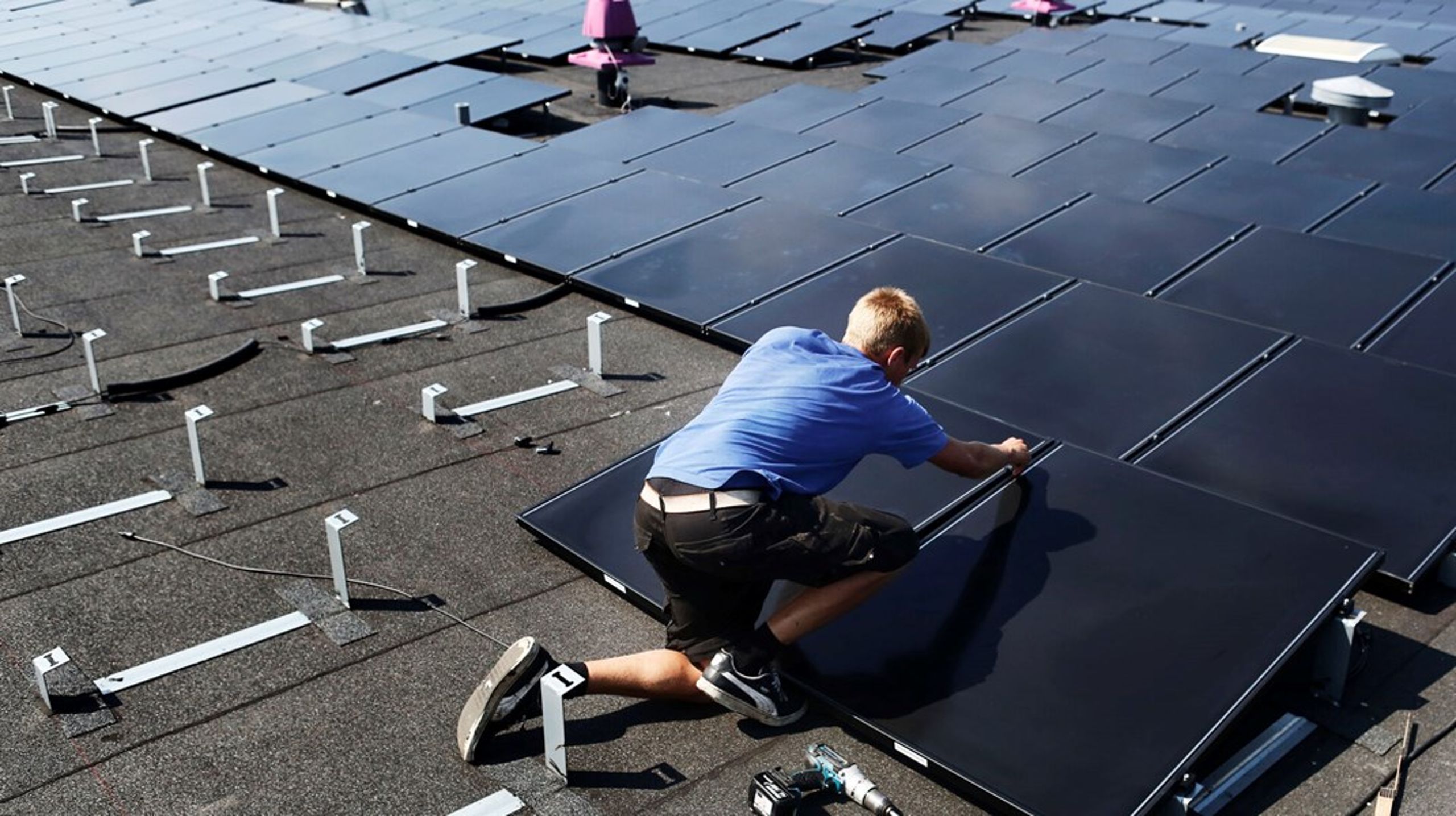 EU’s nye krav vil betyde, at der skal sættes solceller op, samtidig med at danske regler spænder ben for selvsamme, skriver&nbsp;Morten Jarlbæk Pedersen.