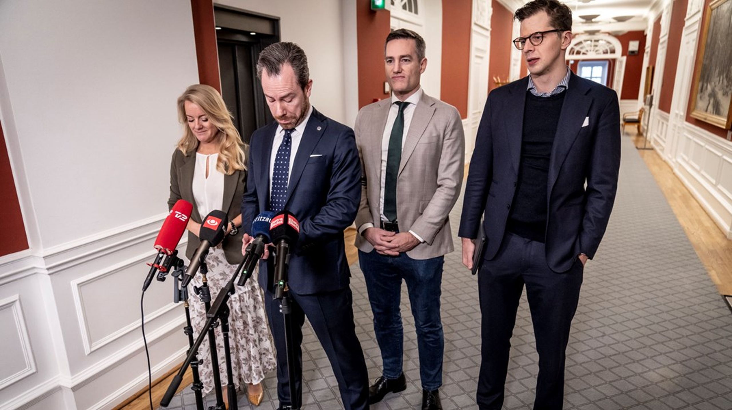 "Det er et ’Ej, kom nu hjem ellers slår jeg dig’-forhold." Sådan beskriver Altingets politiske redaktør&nbsp;Konservatives&nbsp;trussel mod Venstre.