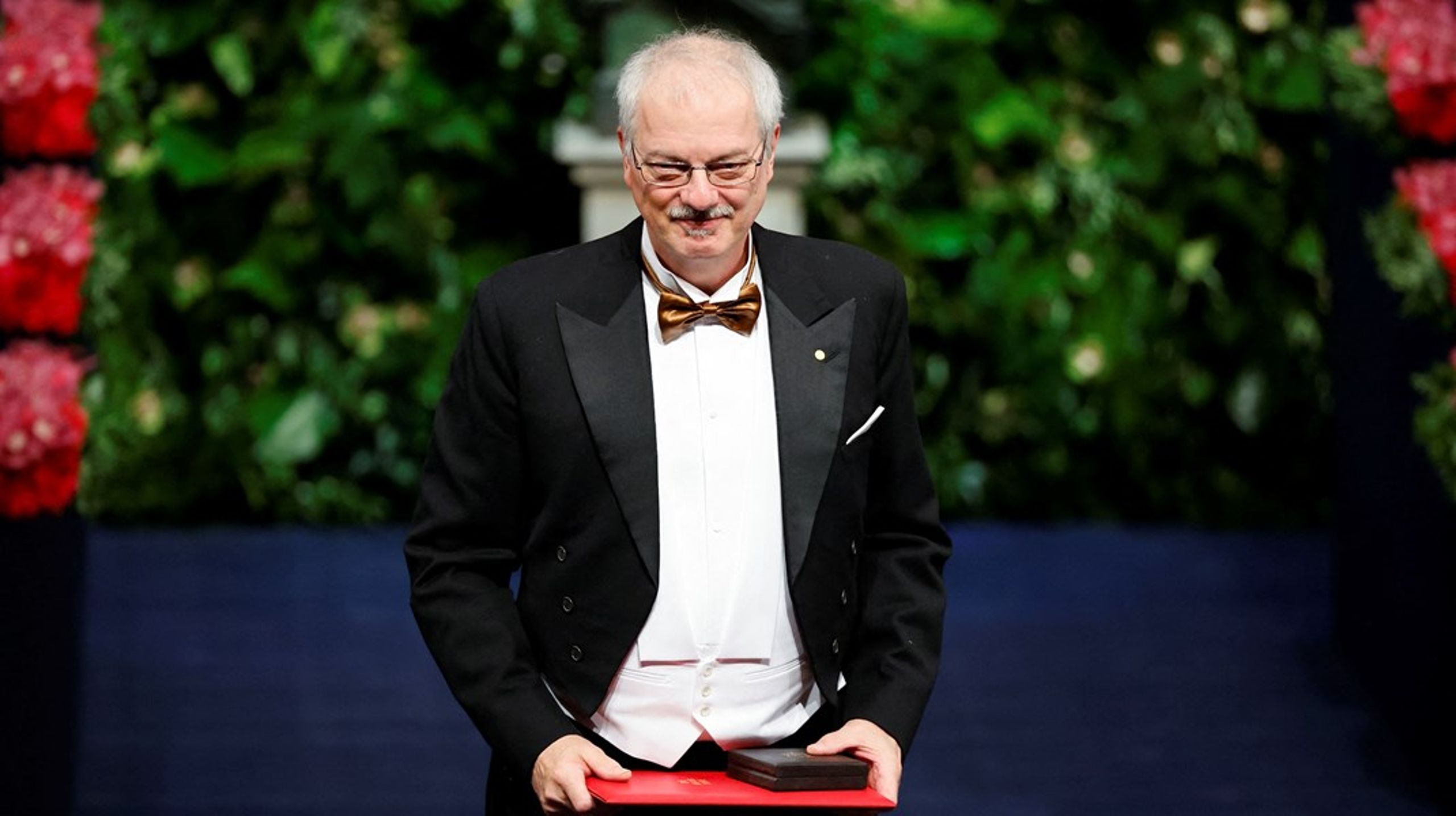 <div>Morten Meldal modtog Nobelprisen i kemi i 2022 af kong Carl XVI Gustaf af Sverige.<br></div>