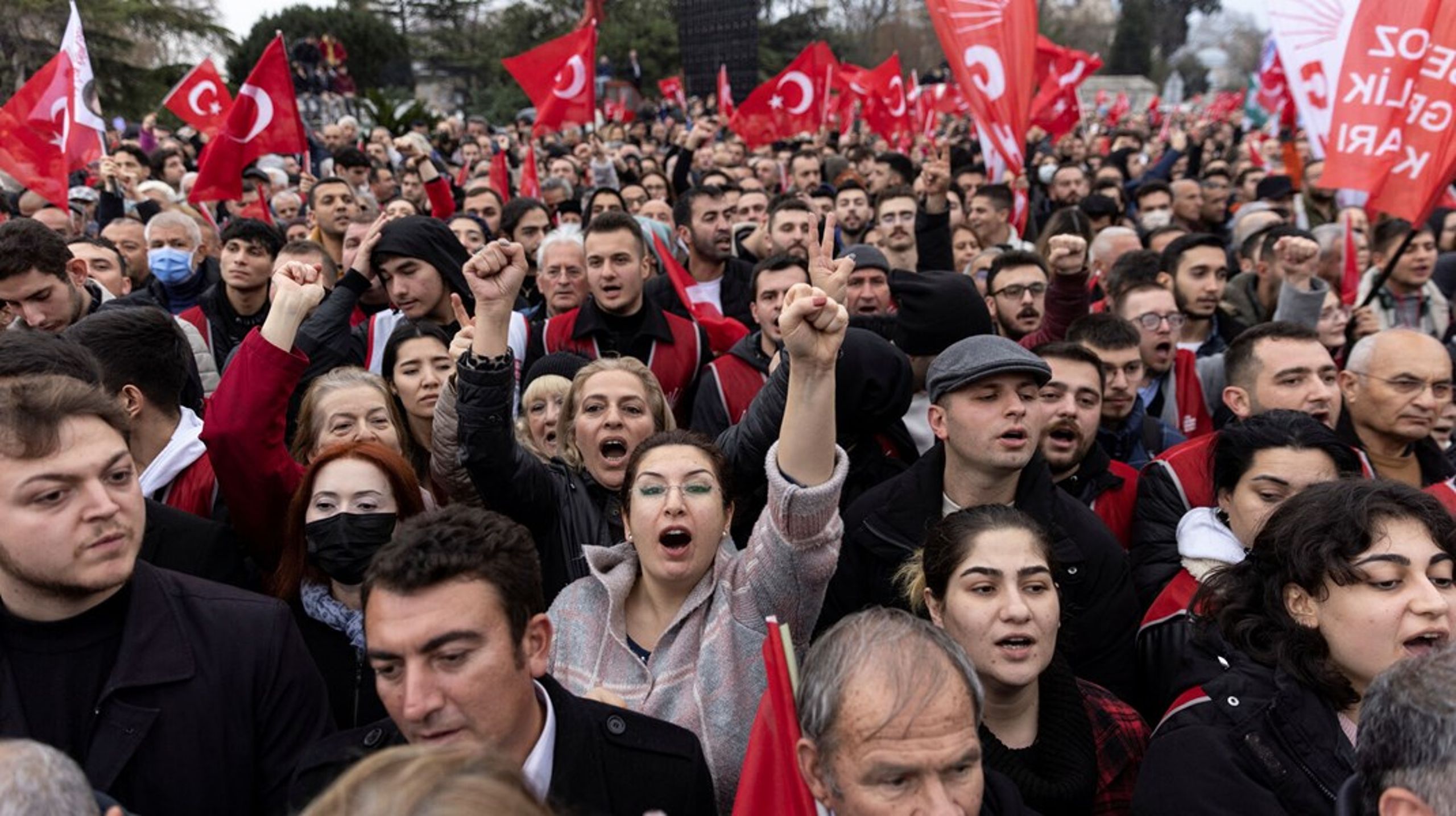 Tusindvis demonstrerede foran rådhuset i Istanbul, da byens populære borgmester Ekrem Imamoglu blev idømt to år og syv måneders fængsel for at kalde en valgkommission, som forsøgte at få omstødt lokalvalget i 2019 for "fjolser". Socialdemokraten&nbsp;Ekrem Imamoglu er en politisk stjerne for oppositionen i Tyrkiet.<br>