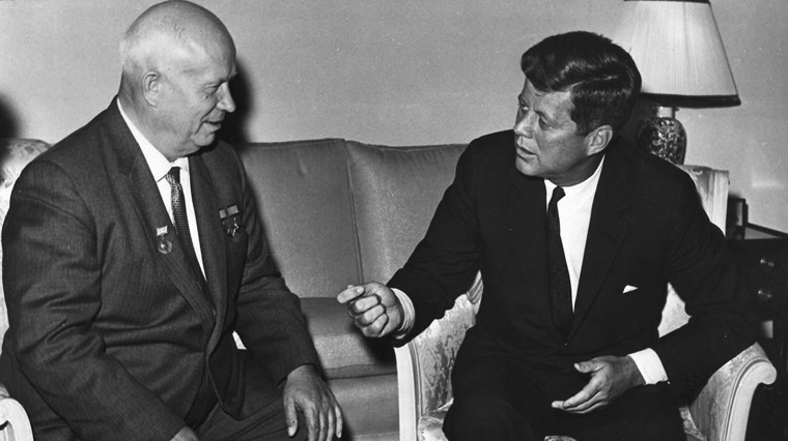 Det daværende Sovjetunionens generalsekretær Nikita Khrusjtjov (t.v.) og USA's daværende præsident John F. Kennedy (t.h.) til topmøde i Wien i juni 1961.