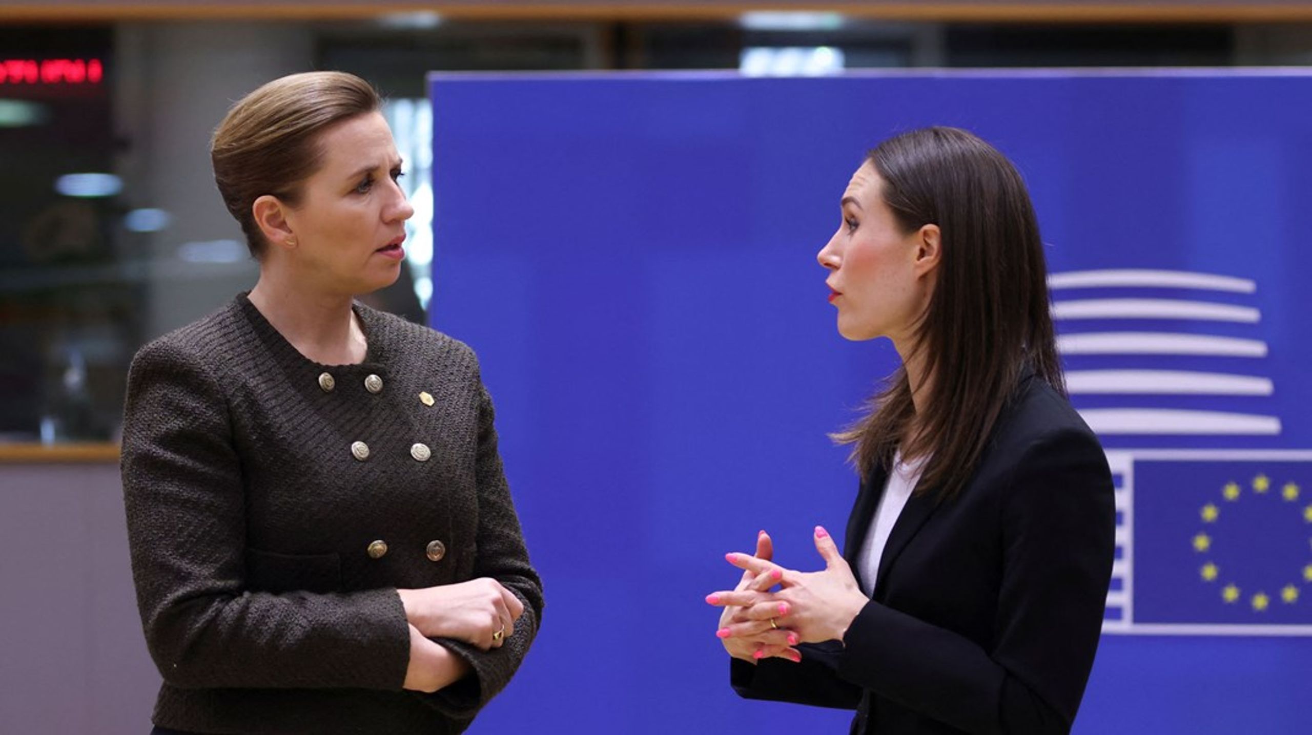 Både statsminister Mette Frederiksen (S) og hendes finske kollega, Sanna Marin, stiller i Bruxelles torsdag og fredag til møder om energi, Ukraine og meget mere. Finnerne afgør ved et valg 2. april, om det bliver Marins sidste topmøde.