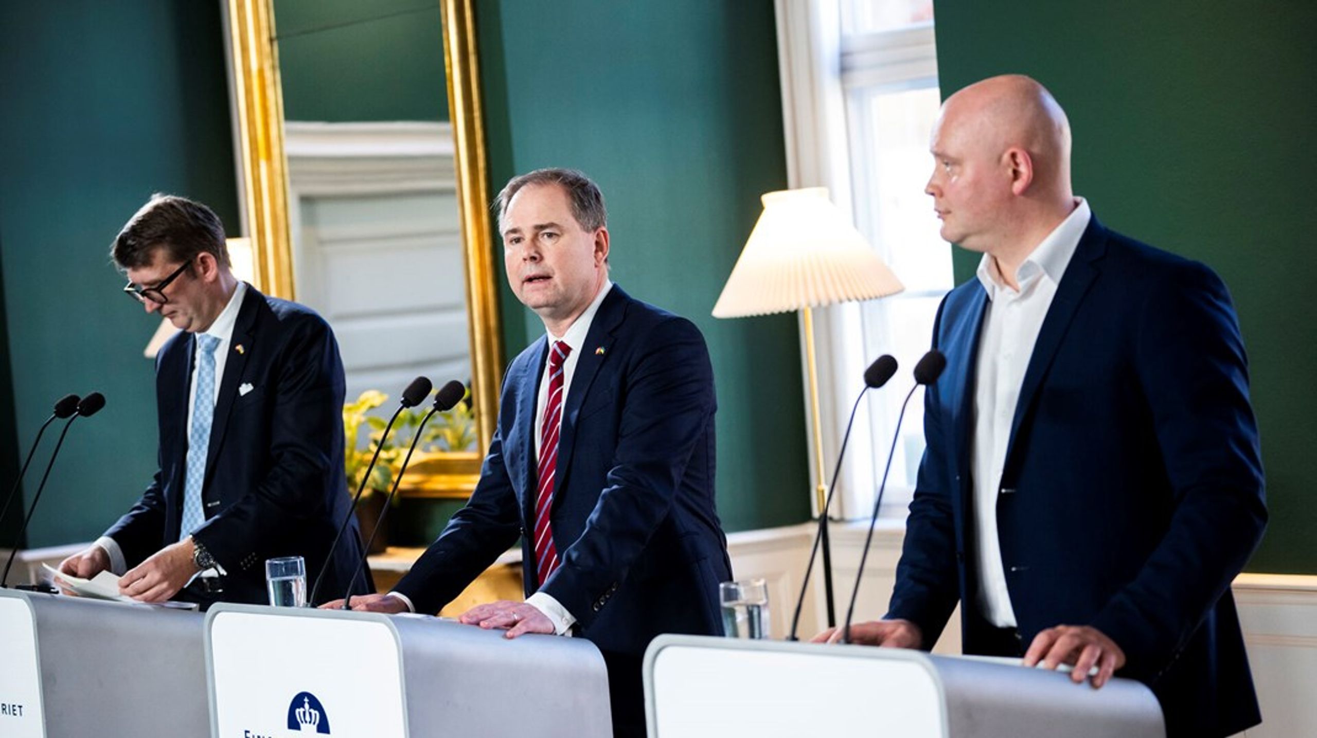 Finansminister Nicolai Wammen var torsdag flankeret af fungerende forsvarsminister Troels Lund Poulsen (til venstre) og kulturminister&nbsp;Jakob Engel-Schmidt, da de sammen løftede sløret for SVM-regeringens finanslovsudspil.