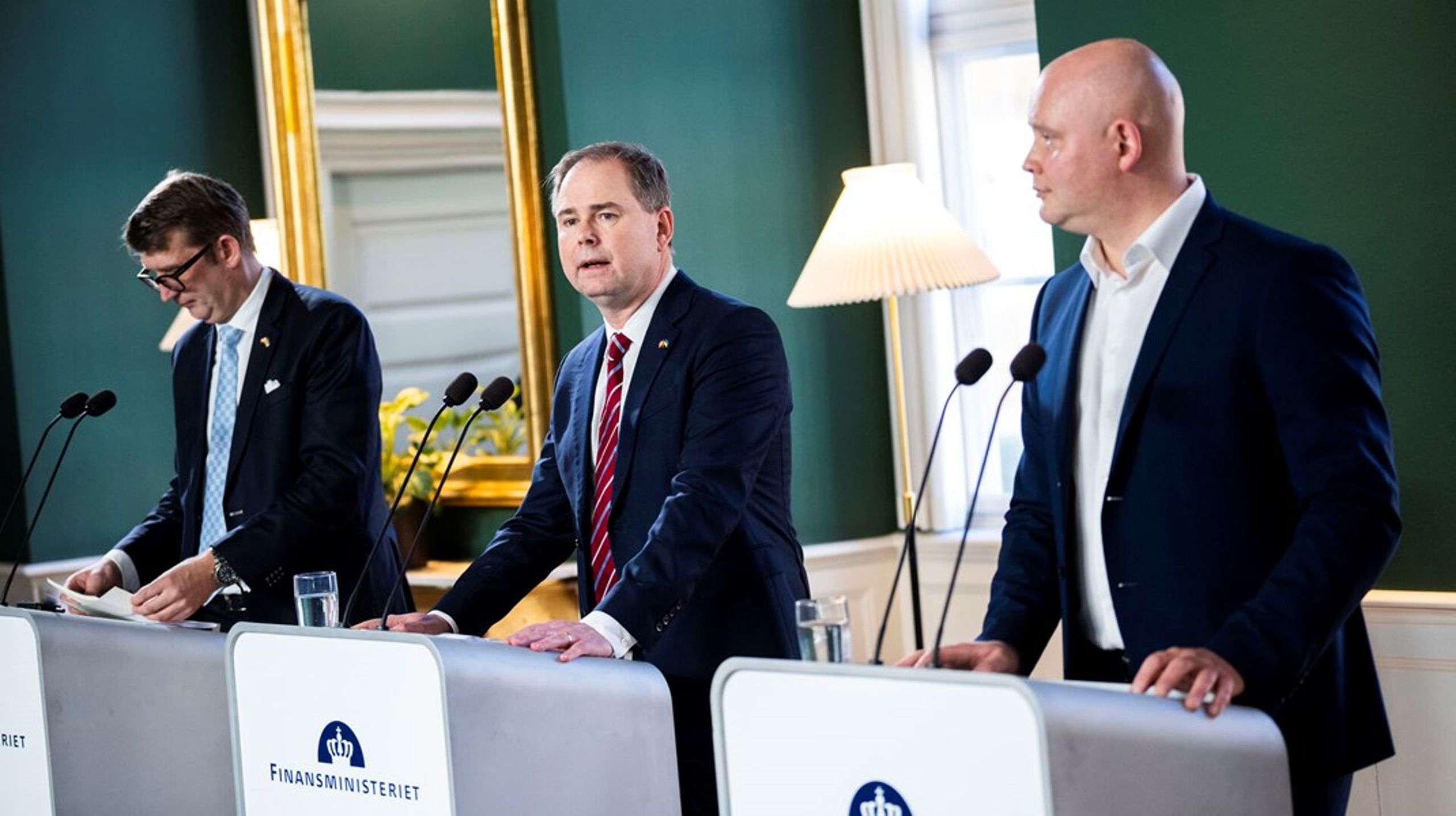 Finansminister Nicolai Wammen (S), fungerende forsvarsminister Troels Lund Poulsen (V) og kulturminister Jakob Engel-Schmidt (M) præsenterede torsdag SVM-regeringens finanslovsforslag for 2023.