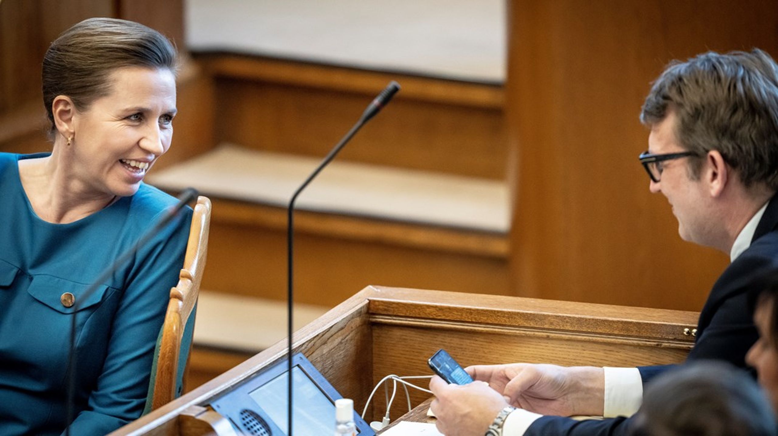 Mette Frederiksen repræsenterede Socialdemokratiet, Troels Lund Poulsen Venstre, da partilederne tirsdag eftermiddag debatterede i Folketingssalen.