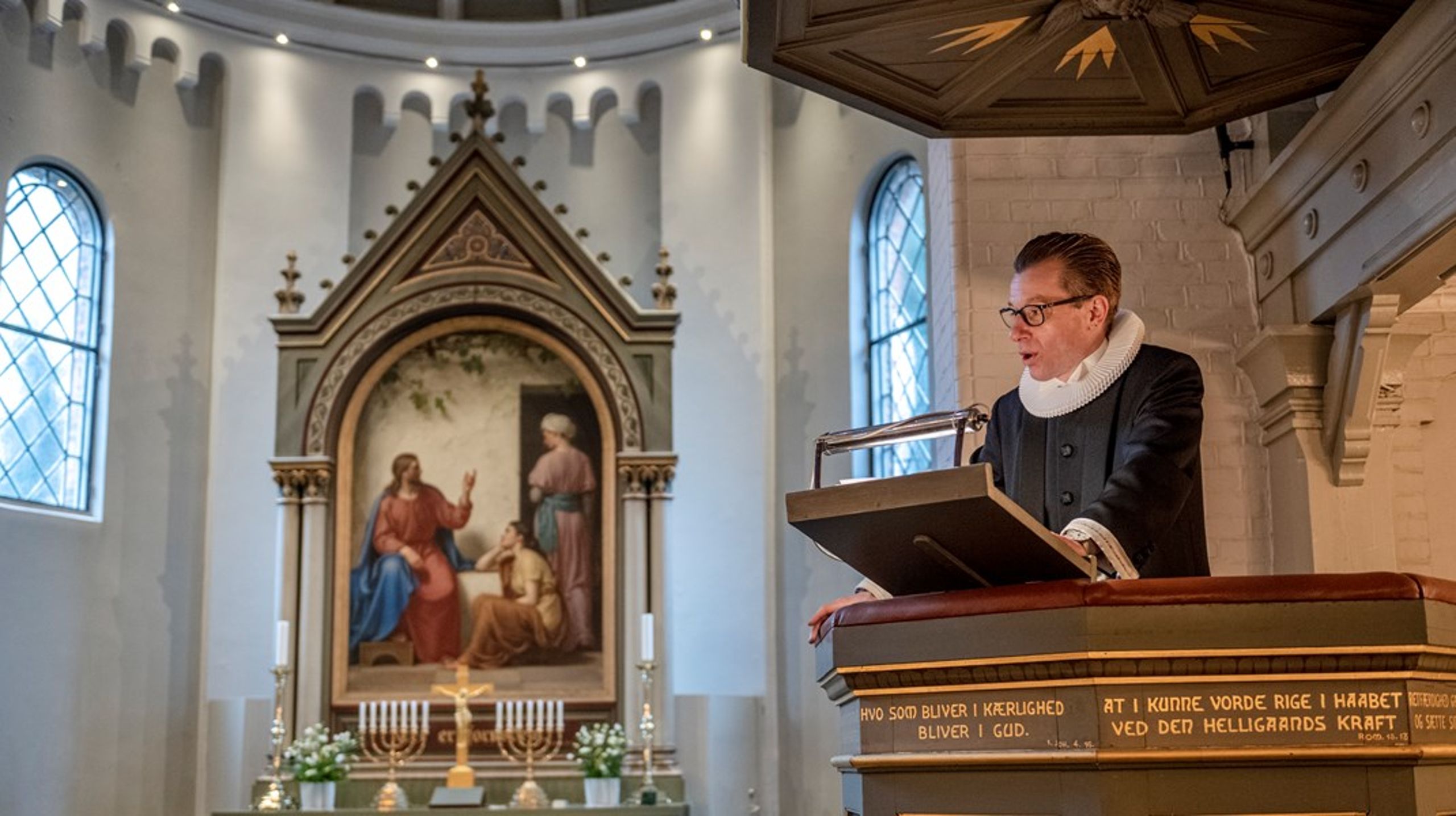 Her fremfører Thomas Høg Nørager den prædiken, som en kunstig intelligens har produceret. Nørrebro-præsten mener, at den er overfladisk og klichéfyldt.