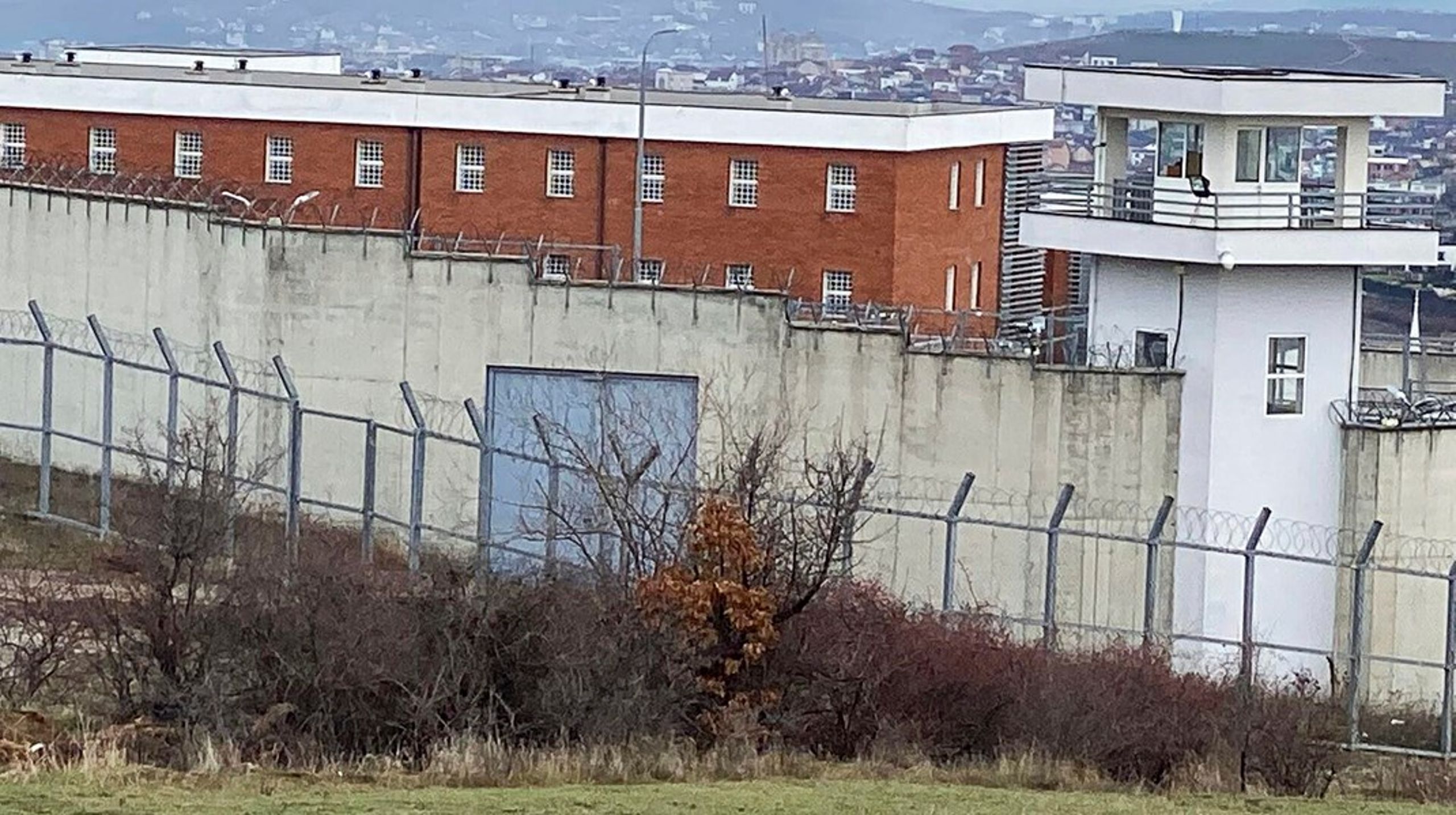 Danmark har indgået aftale med Kosovo om at leje 300 pladser i Gjilan-fængslet. Aftalen mangler fortsat at blive vedtaget i Kosovos parlament, hvorefter renoveringen af fængselscellerne kan begynde.&nbsp;