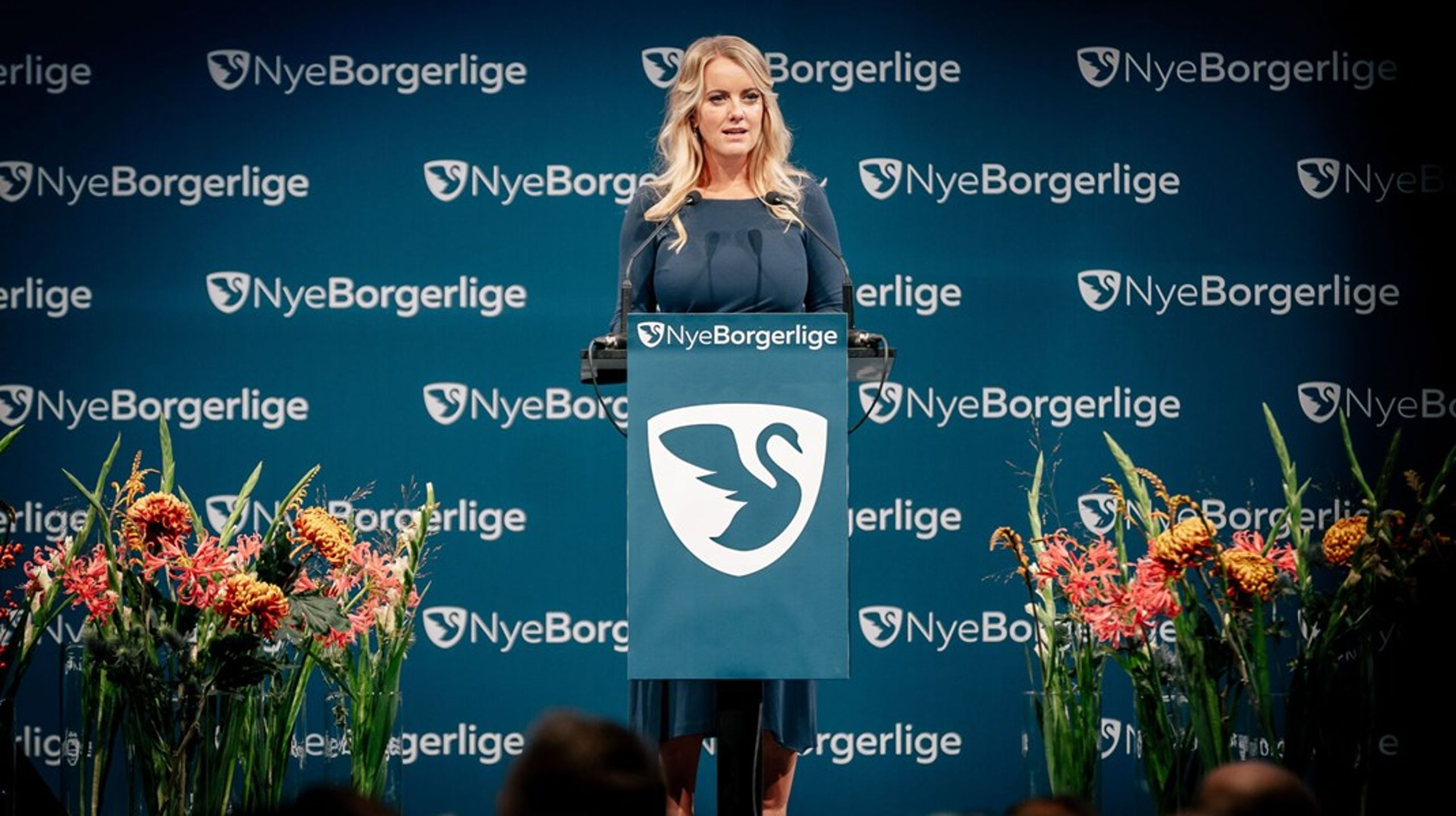 Meget er sket, siden Nye Borgerlige holdt årsmøde i november 2022. Her ses Pernille Vermund på talerstolen.&nbsp;