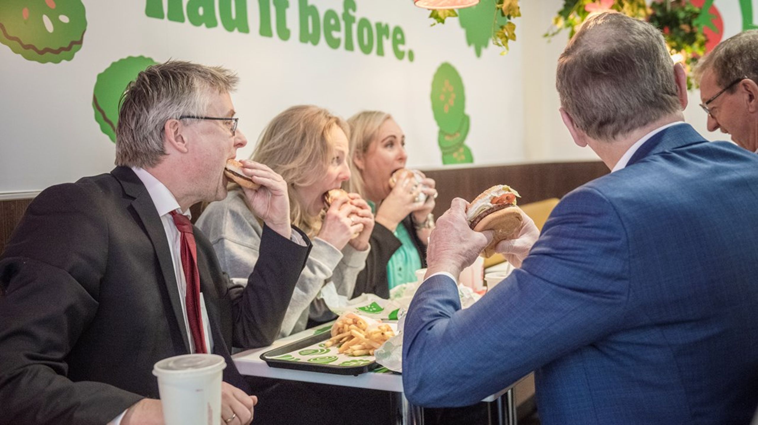 Der blev smagt grundigt efter, da fødevareminister Jacob Jensen (V) og fødevareordførerne fra de tre regeringspartier onsdag besøgte Burger King på Rådhuspladsen,&nbsp;der i en måned kun har solgt plantebaserede burgere.