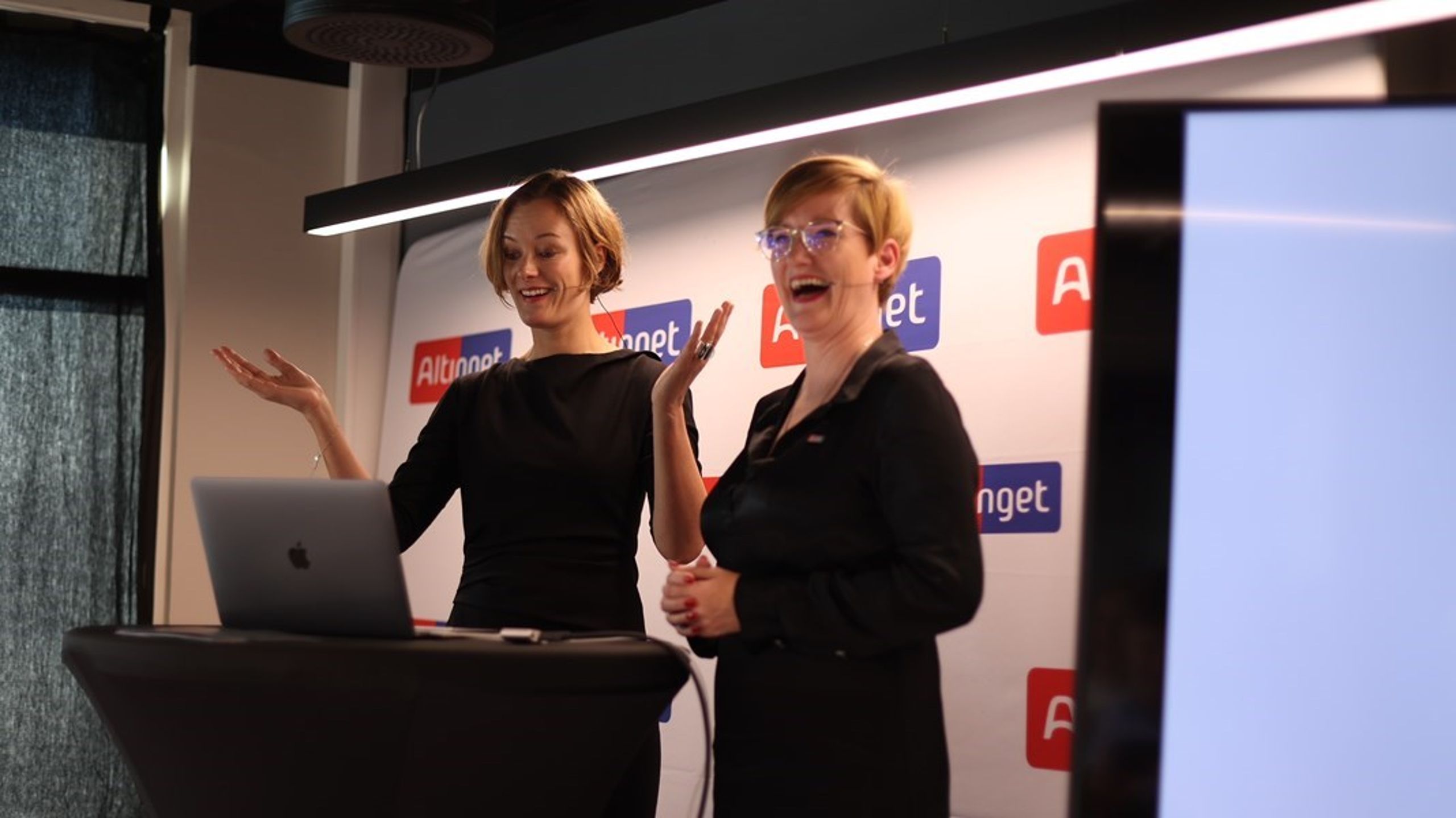 Altingets chefredaktør Veslemøy Østrem (th.) og den norske kulturminister Annette Trettebergstuen (AP) ved lanceringen af Altingets norske søstermedie i oktober 2022.