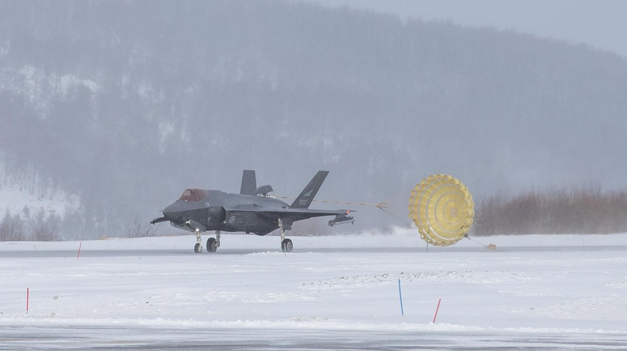 Alle de norske F-35 fly og 16 af de 27 danske fly leveres med bremseskærme, der gør det muligt at lande på isbelagte landingsbaner.