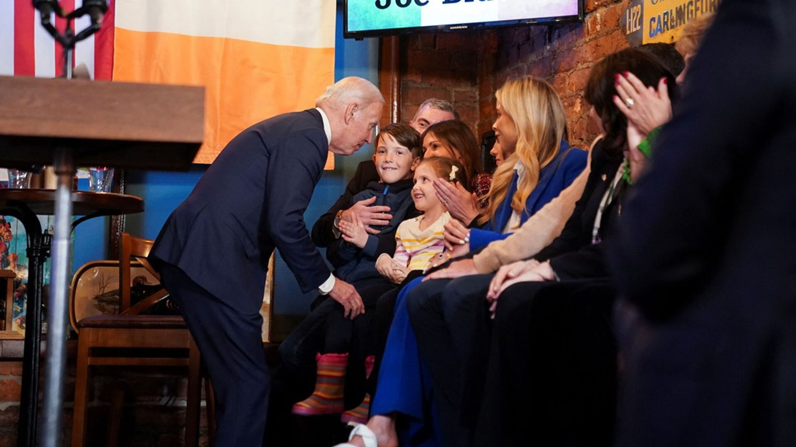 Joe Biden hilste på en lokal familie, da han onsdag aften kom forbi en pub i Dundalk på Irlands nordøstlige kyst.&nbsp;
