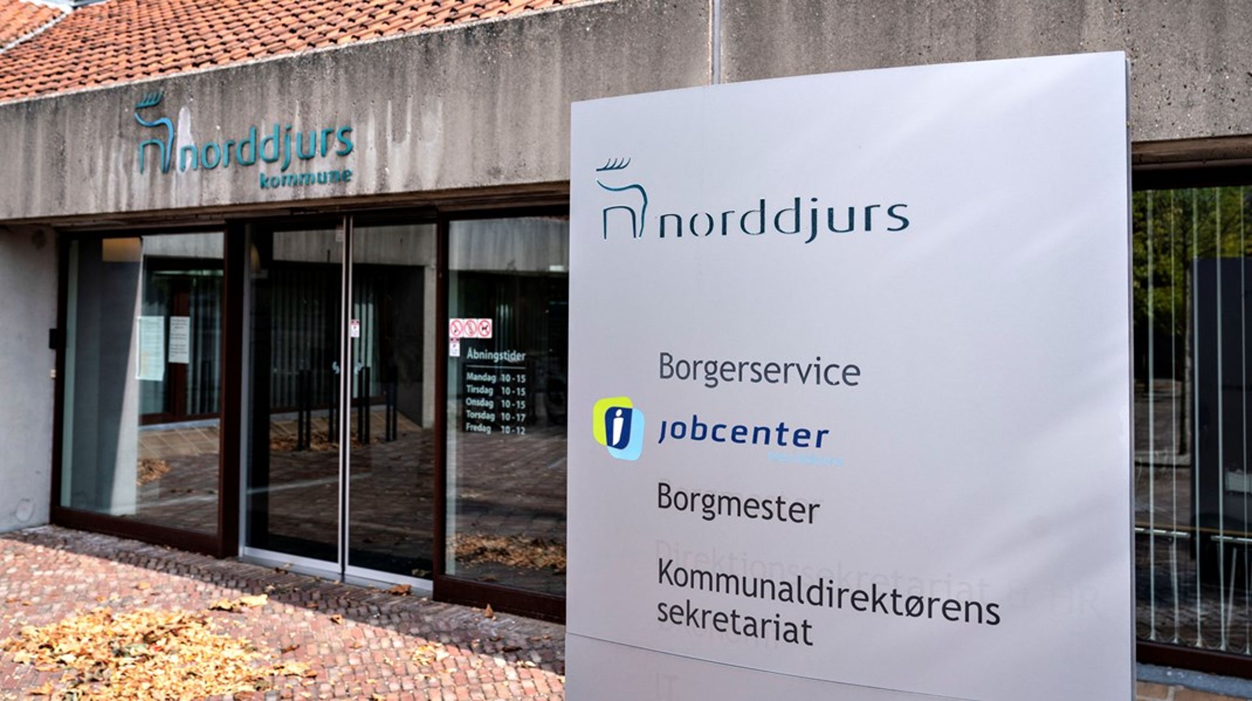Dårligt arbejdsmiljø i Kommunaldirektørens Sekretariat på rådhuset i Norddjurs Kommune har nu ført til fyring af kommunaldirektør Christian Bertelsen.<br>