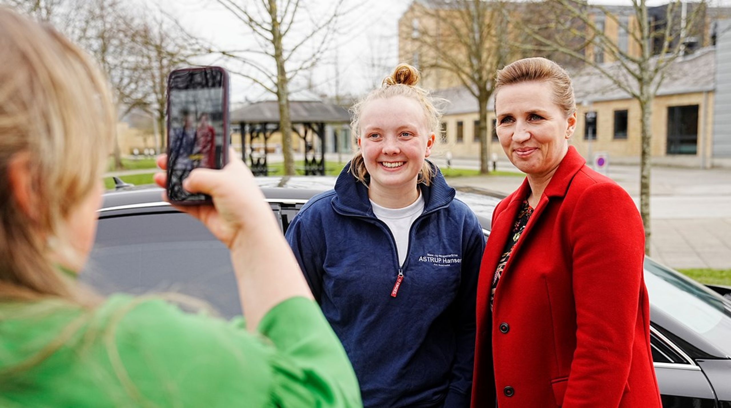 Tidligere på måneden besøgte statsminister Mette Frederiksen (S) Herningsholm Erhvervsskole i Herning. På mandag skal hun fejre 1. maj med dårlige meningsmålinger som bagtæppe.<br>