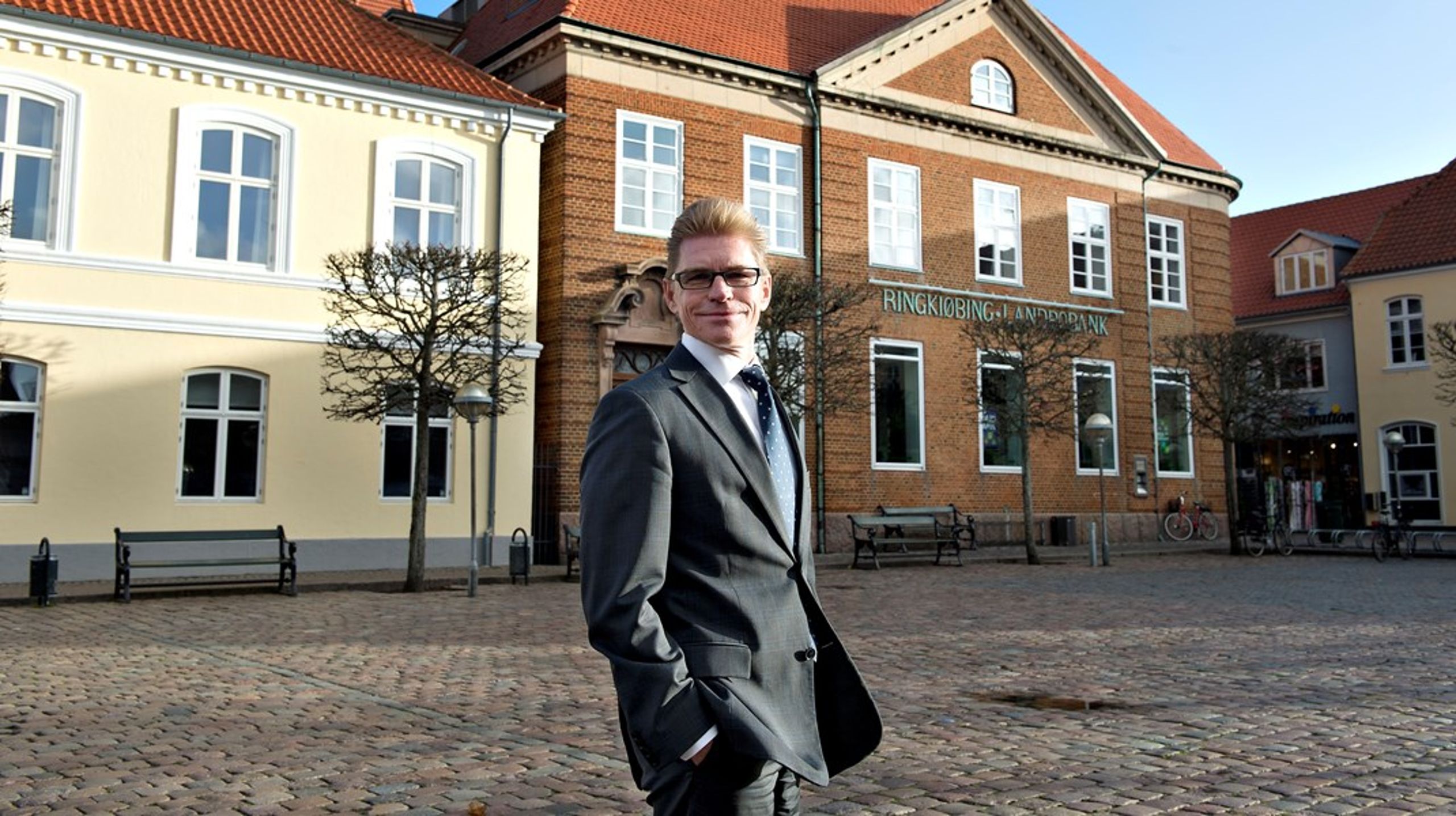 <div>John Bull Fisker er administrerende direktør for Ringkjøbing Landbobank.&nbsp;</div>