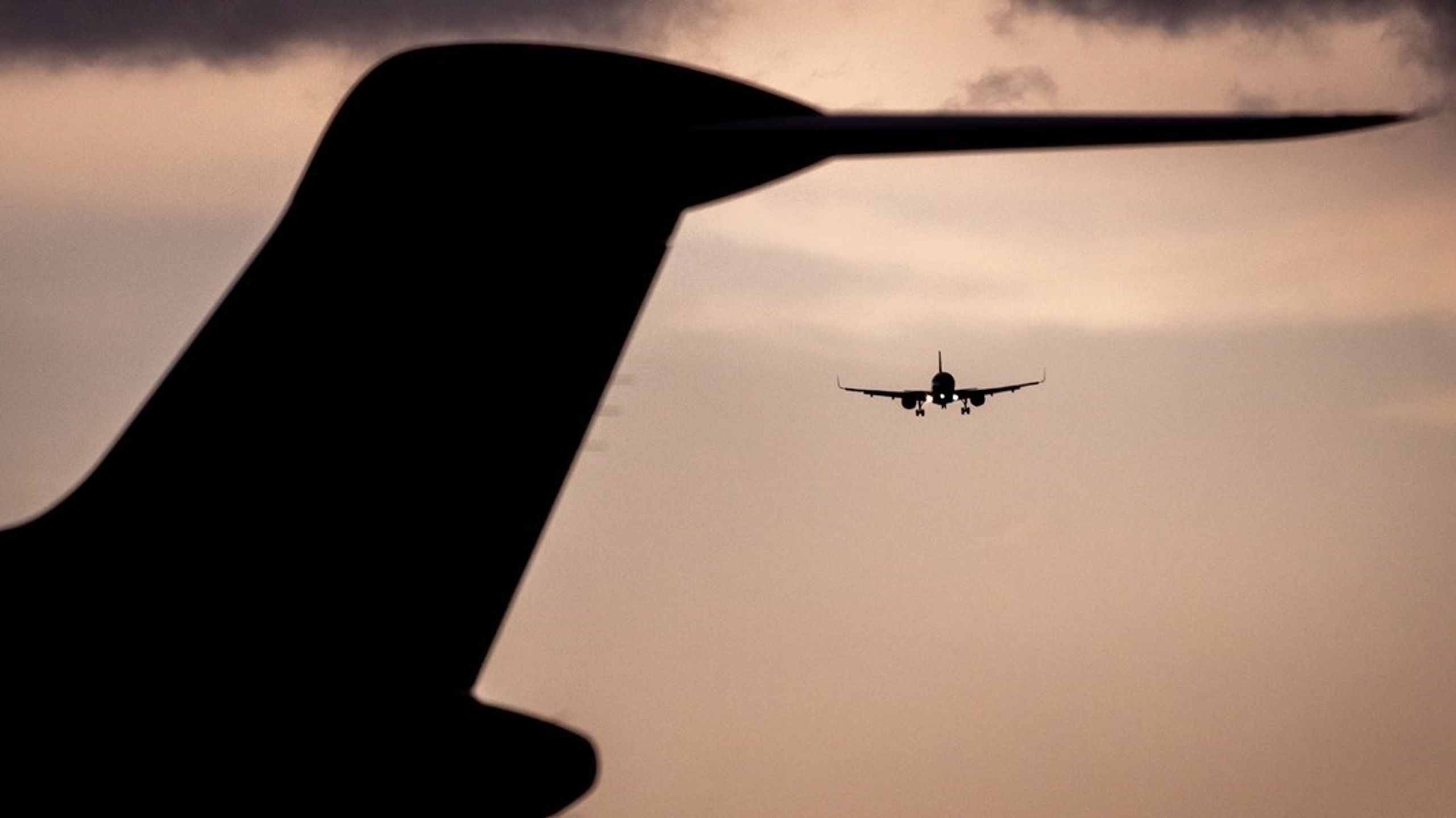 Højere afgifter på fly er en anden mulig klimafinansiering. Det vil mindske uligheden, da de rigeste rejser mest, skriver Lars Koch.<br>
