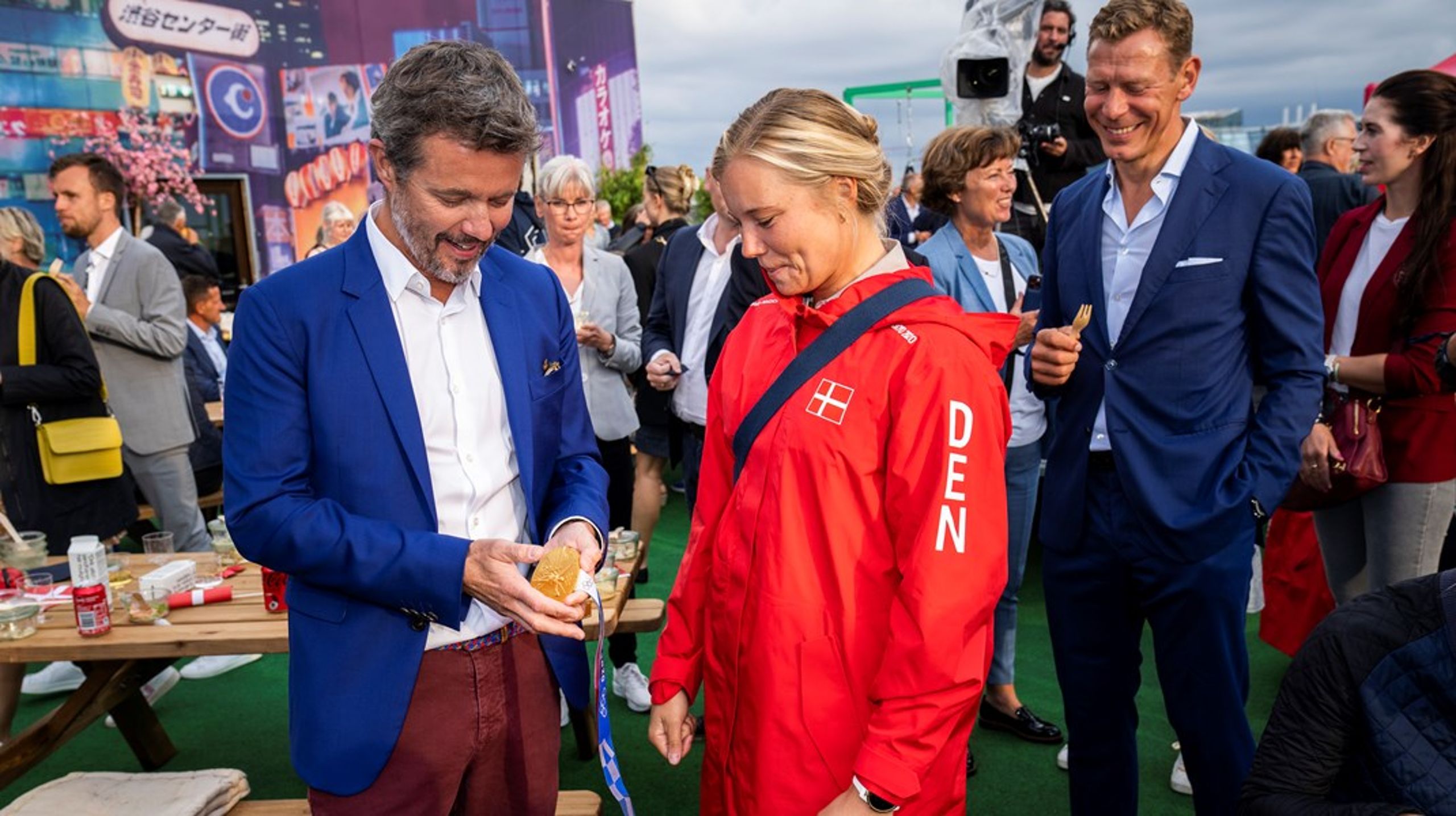 Danske eliteatleter får økonomisk håndsrækning fra regeringen. Her ses sejleren Anne Mette Rindom i samtale med kronprisen, efter hun vandt Guld ved OL i 2021.