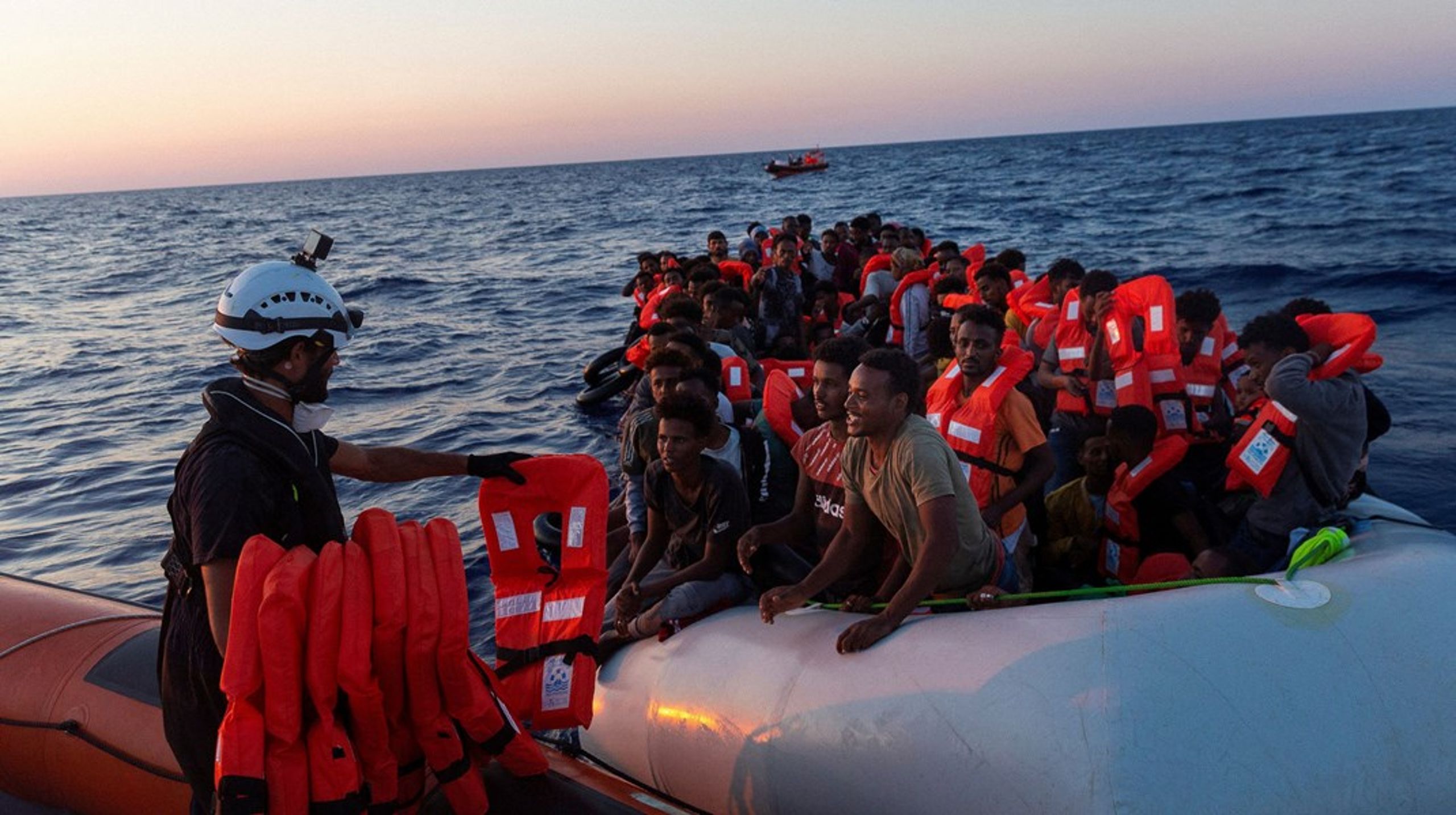 Sea-Watch uddeler redningsveste til migranter, der forsøger at krydse Middelhavet og komme til Italien.